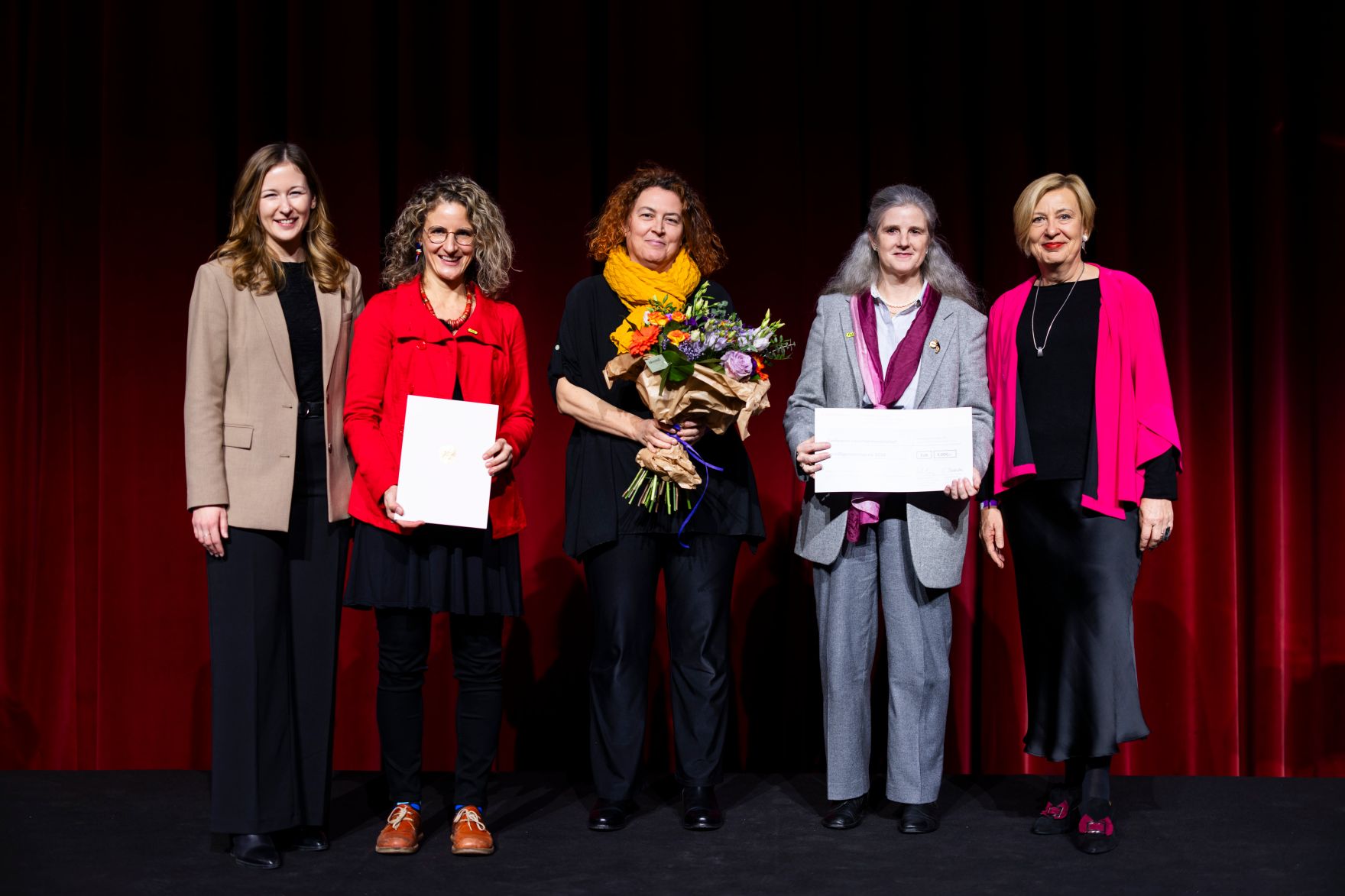 Am 4. Dezember 2024 &uuml;berreichte Staatssekret&auml;rin Claudia Plakolm (l.) und Edeltraud Glettler (r.) in Vertretung von Bundesminister Johannes Rauch, im Rahmen einer feierlichen Gala, den 2. Staatspreis f&uuml;r freiwilliges und ehrenamtliches Engagement in den Wiener Sofiens&auml;len.