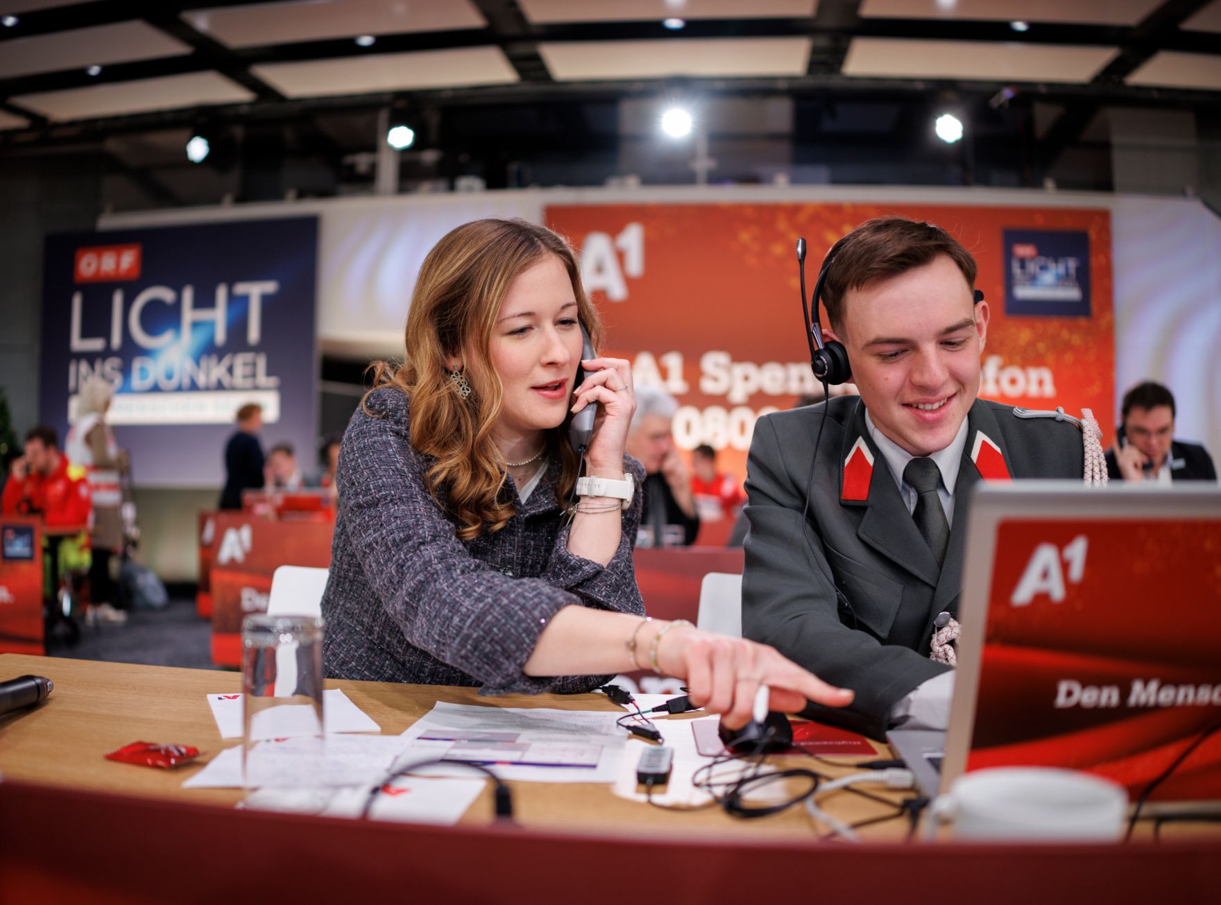 Am 24. Dezember 2024 nahm Staatssekret&auml;rin Claudia Plakolm (l.) an der Licht ins Dunkel Spendenaktion teil.
