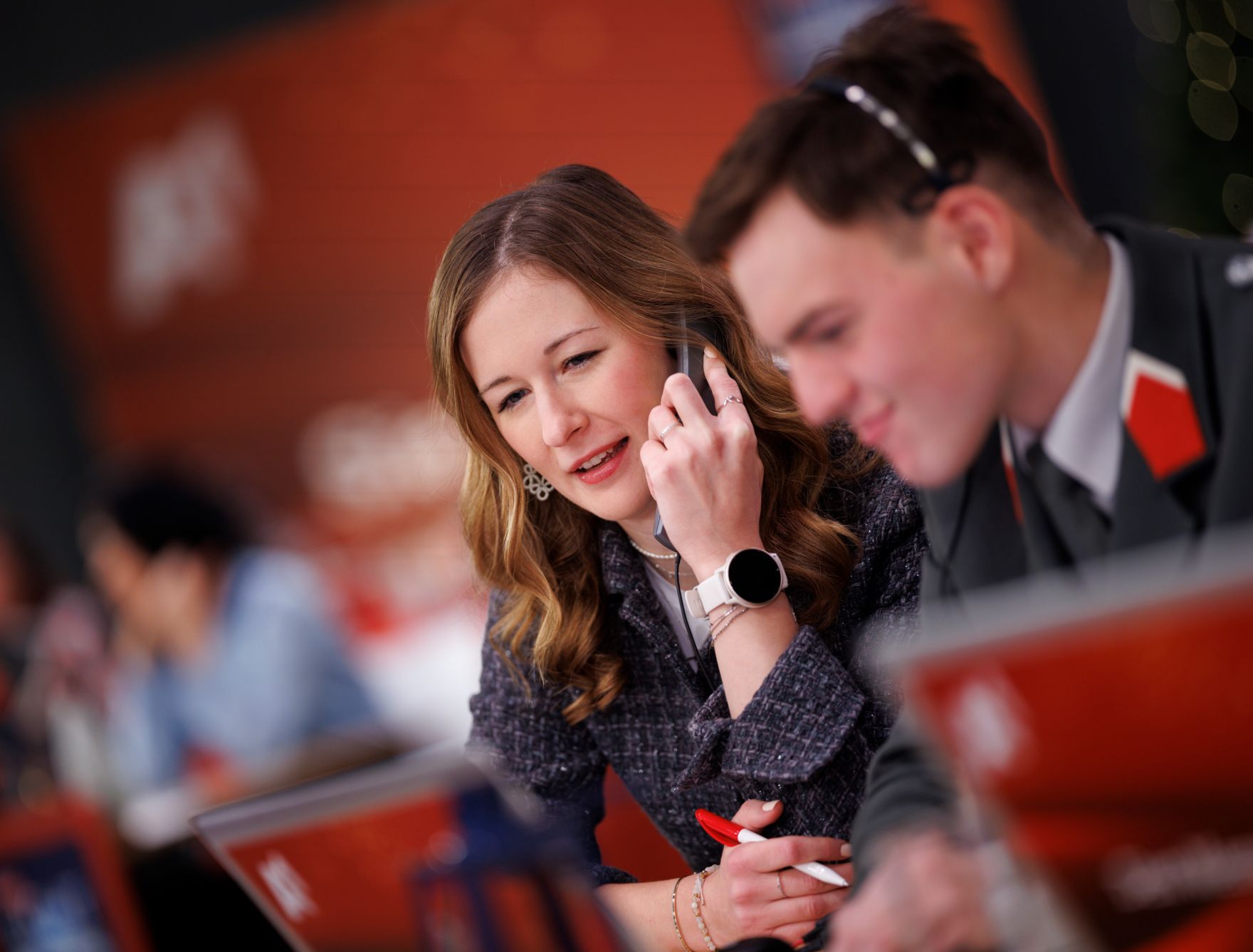 Am 24. Dezember 2024 nahm Staatssekret&auml;rin Claudia Plakolm (l.) an der Licht ins Dunkel Spendenaktion teil.
