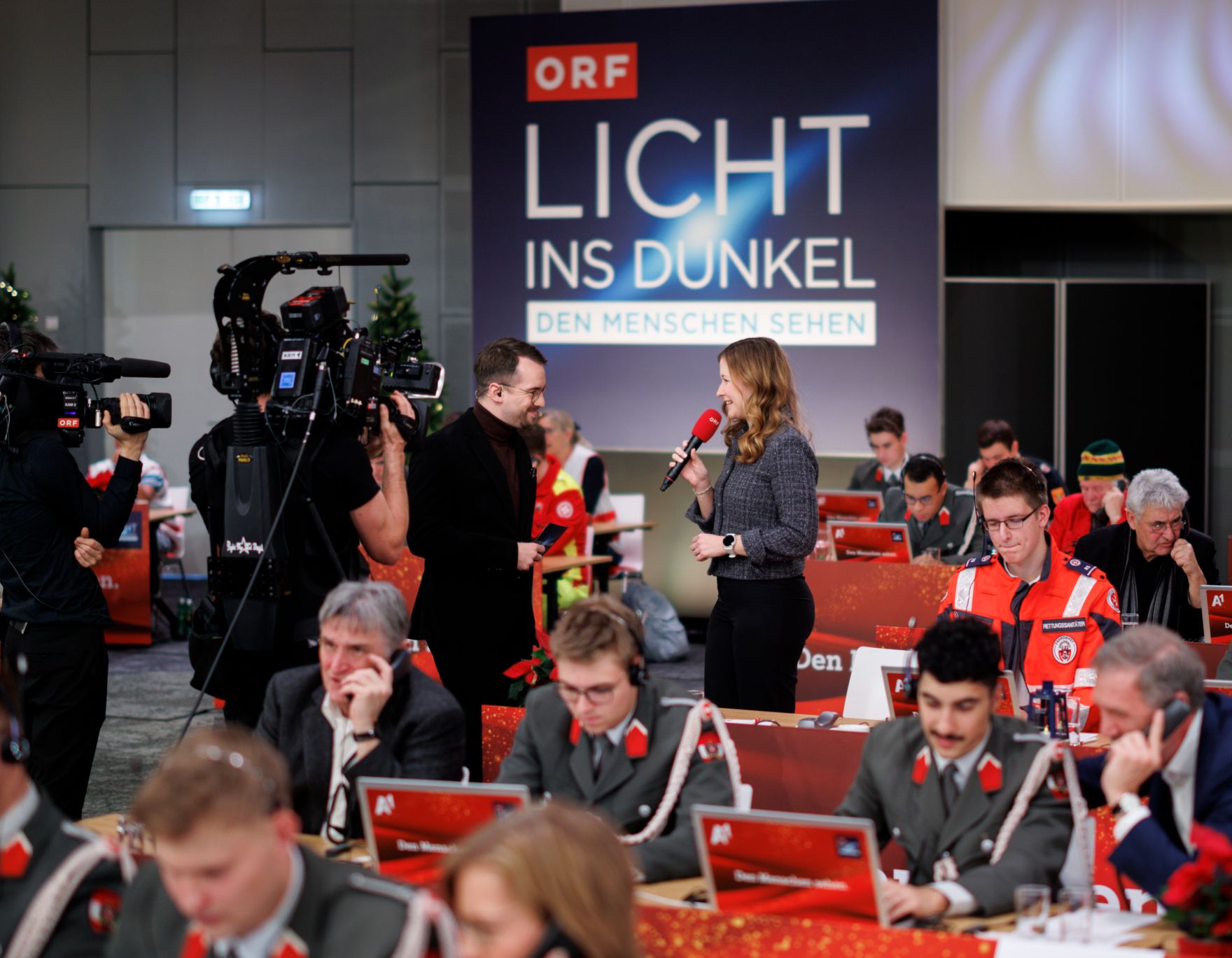 Am 24. Dezember 2024 nahm Staatssekret&auml;rin Claudia Plakolm (r.) an der Licht ins Dunkel Spendenaktion teil.