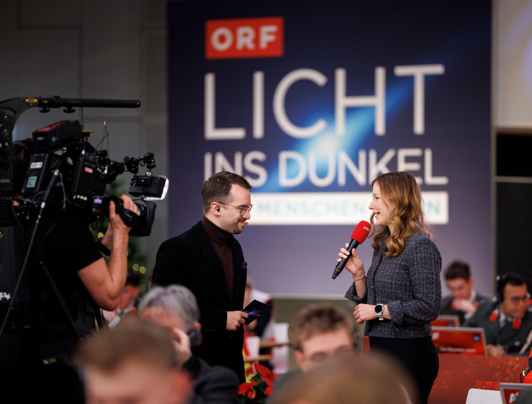 Am 24. Dezember 2024 nahm Staatssekret&auml;rin Claudia Plakolm (r.) an der Licht ins Dunkel Spendenaktion teil.