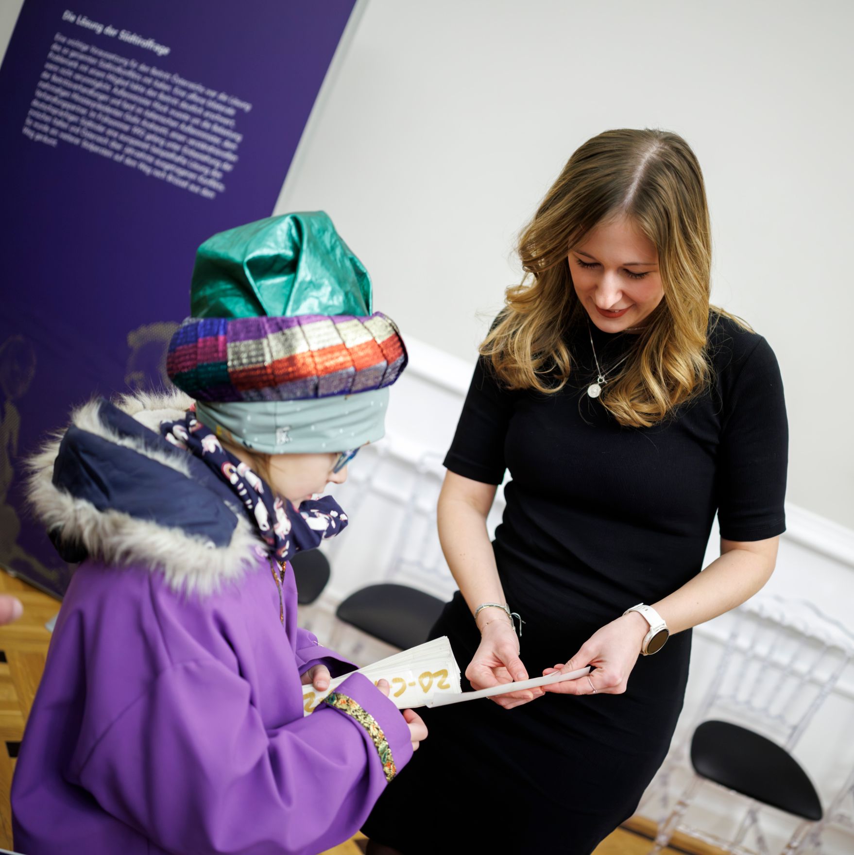 Am 7. J&auml;nner 2025 empfing Staatssekret&auml;rin Claudia Plakolm (r.) Sternsinger im Bundeskanzleramt.
