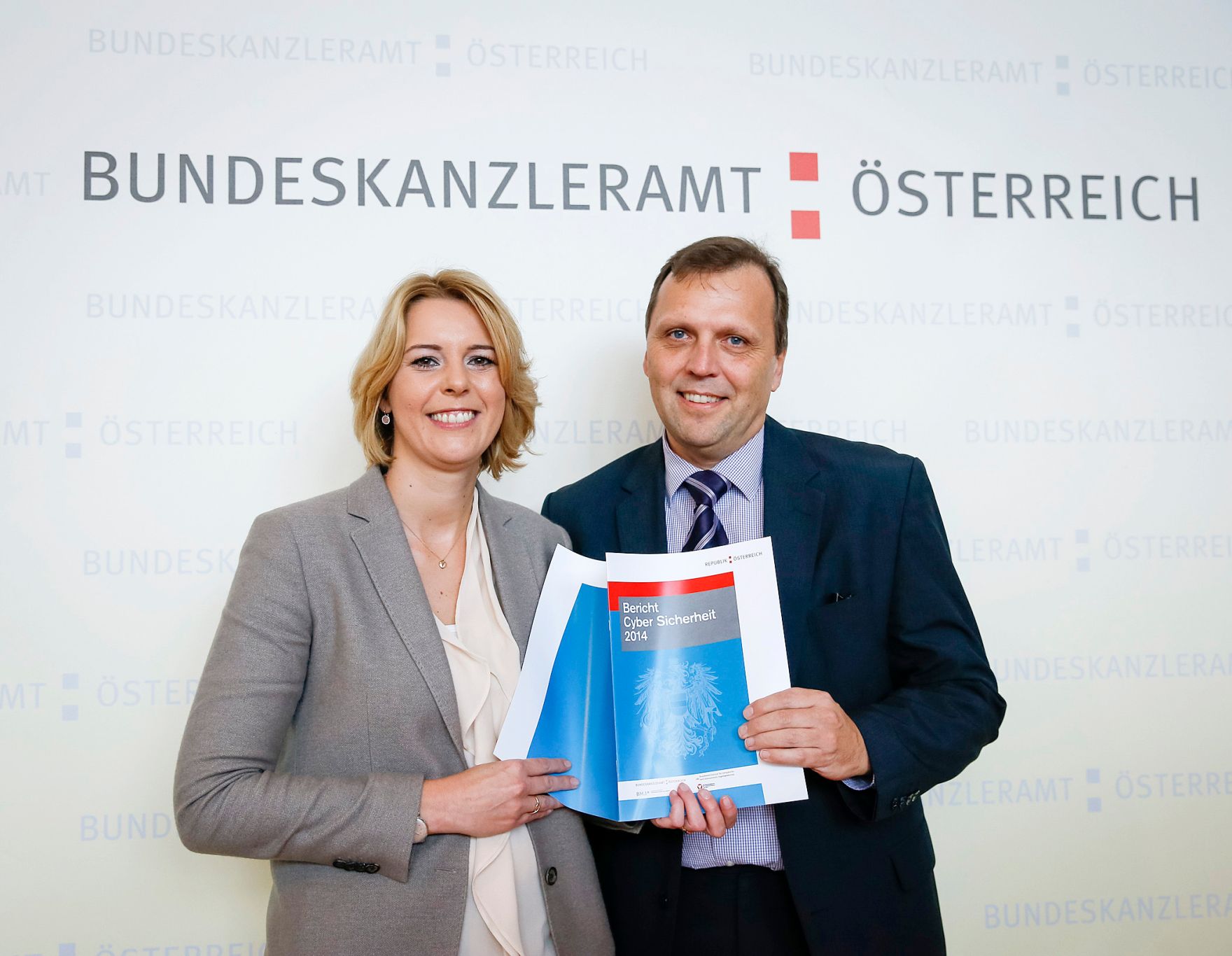 Am 14. Oktober 2014 gab Staatssekret&auml;rin Sonja Ste&szlig;l (l.) gemeinsam mit dem Leiter des Bereiches IKT-Strategie des Bundes und der Abteilung I/13 sowie Gesch&auml;ftsf&uuml;hrer der Plattform Digitales &Ouml;sterreich, Roland Ledinger (r.) eine Pressekonferenz zum Thema &quot;European Cyber Security&quot;.