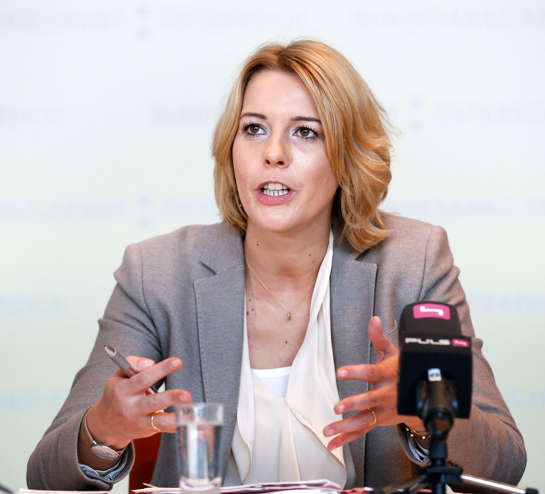 Am 14. Oktober 2014 gab Staatssekret&auml;rin Sonja Ste&szlig;l (im Bild) gemeinsam mit dem Leiter des Bereiches IKT-Strategie des Bundes und der Abteilung I/13 sowie Gesch&auml;ftsf&uuml;hrer der Plattform Digitales &Ouml;sterreich, Roland Ledinger eine Pressekonferenz zum Thema &quot;European Cyber Security&quot;.