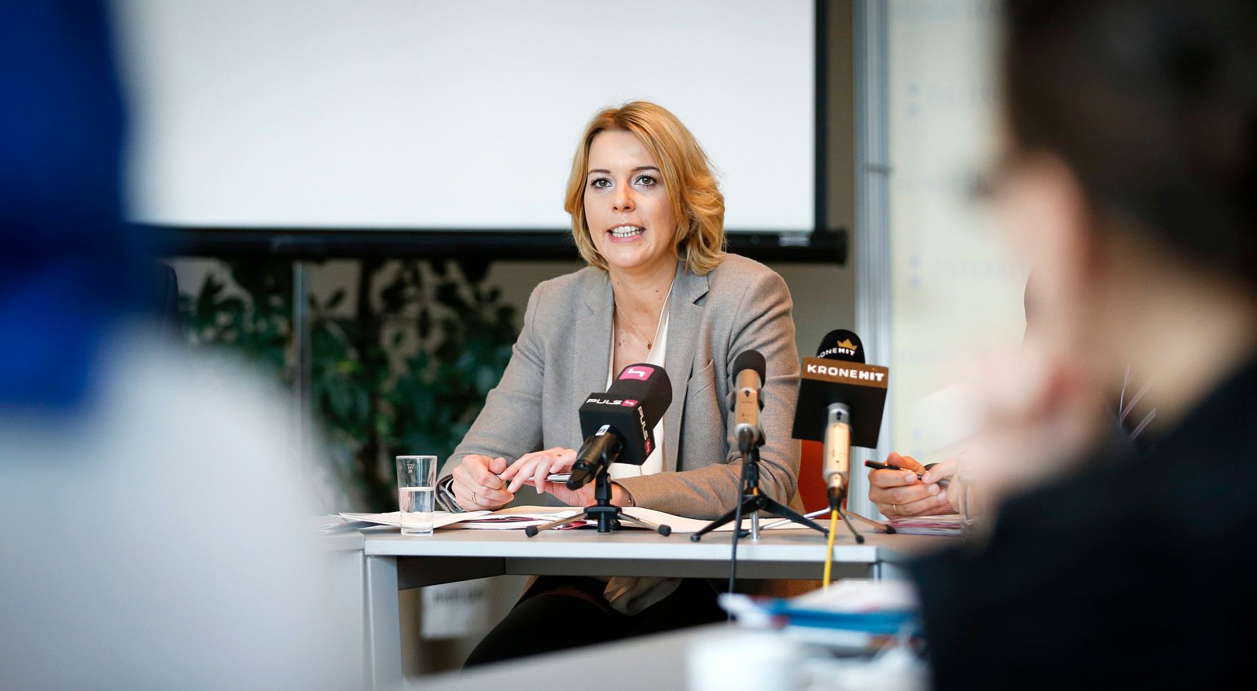 Am 14. Oktober 2014 gab Staatssekret&auml;rin Sonja Ste&szlig;l (im Bild) gemeinsam mit dem Leiter des Bereiches IKT-Strategie des Bundes und der Abteilung I/13 sowie Gesch&auml;ftsf&uuml;hrer der Plattform Digitales &Ouml;sterreich, Roland Ledinger eine Pressekonferenz zum Thema &quot;European Cyber Security&quot;.