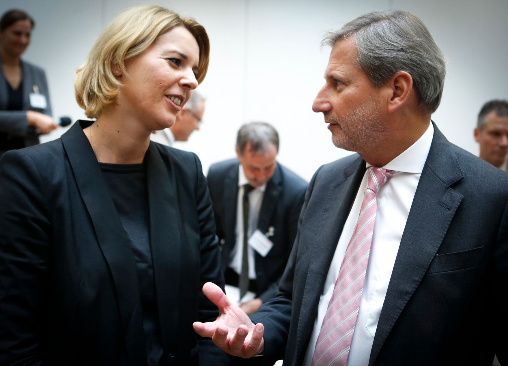 Am 20. Oktober 2014 nahm Staatssekret&auml;rin Sonja Ste&szlig;l (l.) die Partnerschaftsvereinbarung STRAT.AT 2020 von EU-Kommissar Johannes Hahn (r.) entgegen.