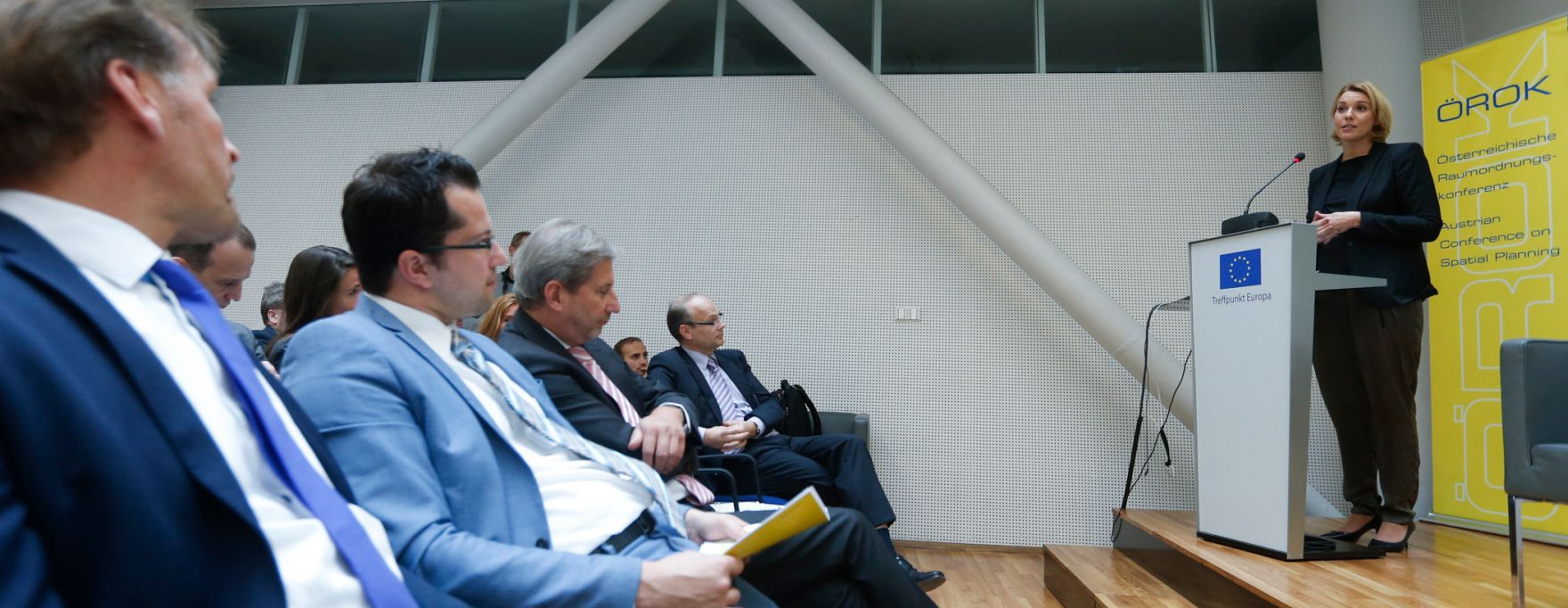 Am 20. Oktober 2014 nahm Staatssekret&auml;rin Sonja Ste&szlig;l (r.) die Partnerschaftsvereinbarung STRAT.AT 2020 von EU-Kommissar Johannes Hahn entgegen.