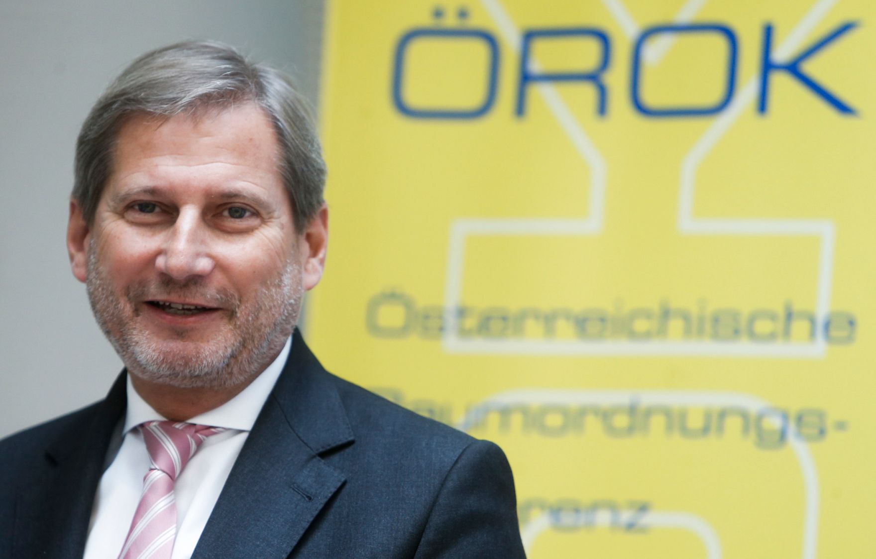 Am 20. Oktober 2014 nahm Staatssekret&auml;rin Sonja Ste&szlig;l die Partnerschaftsvereinbarung STRAT.AT 2020 von EU-Kommissar Johannes Hahn (im Bild) entgegen.