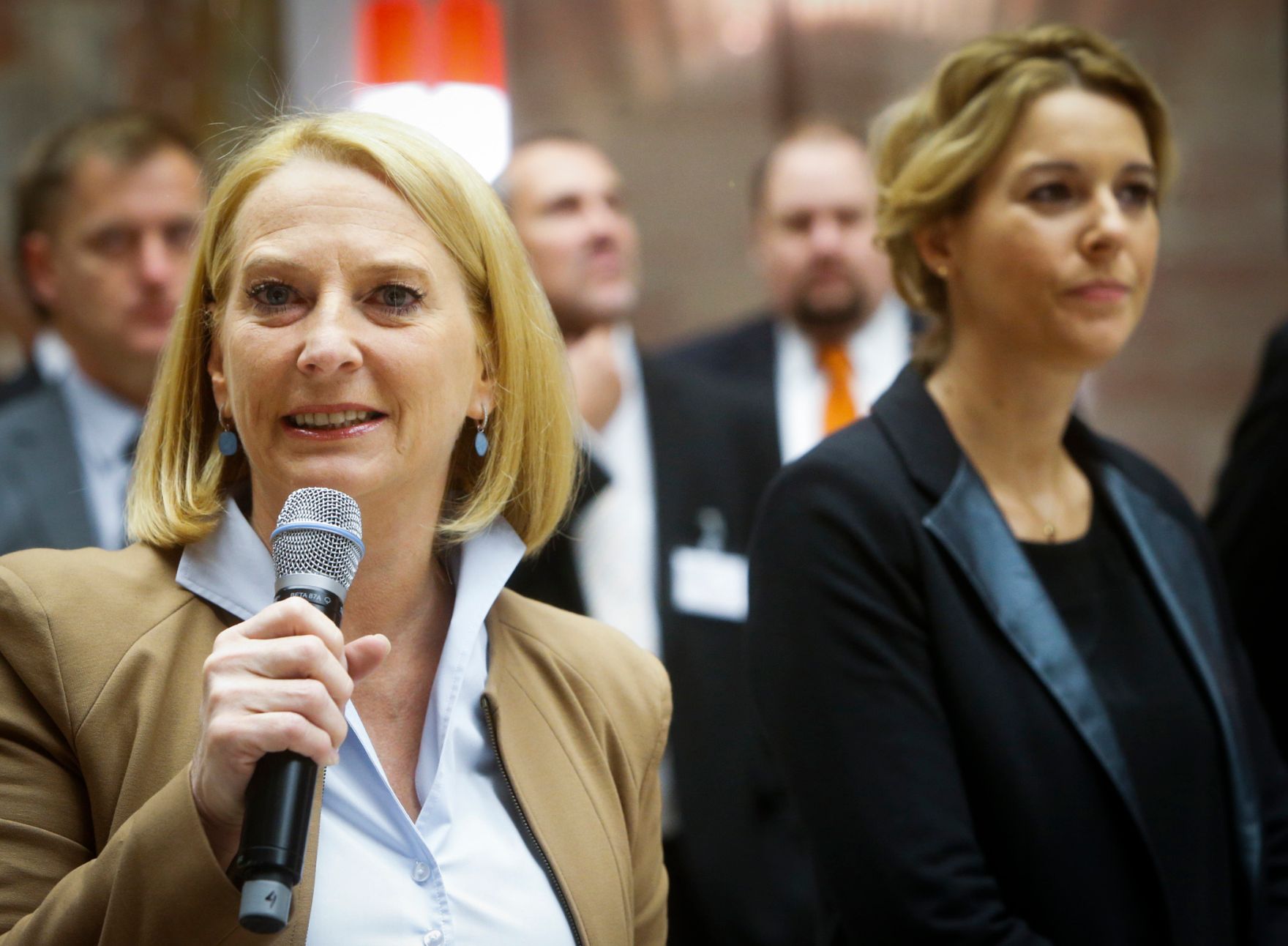 Am 22. Oktober 2014 hielt Staatssekret&auml;rin Sonja Ste&szlig;l (r.) die Begr&uuml;&szlig;ungsworte bei der Informationsveranstaltung &bdquo;Digitales &Ouml;sterreich im Parlament&ldquo;. Im Bild mit Nationalratspr&auml;sidentin Doris Bures (l.).