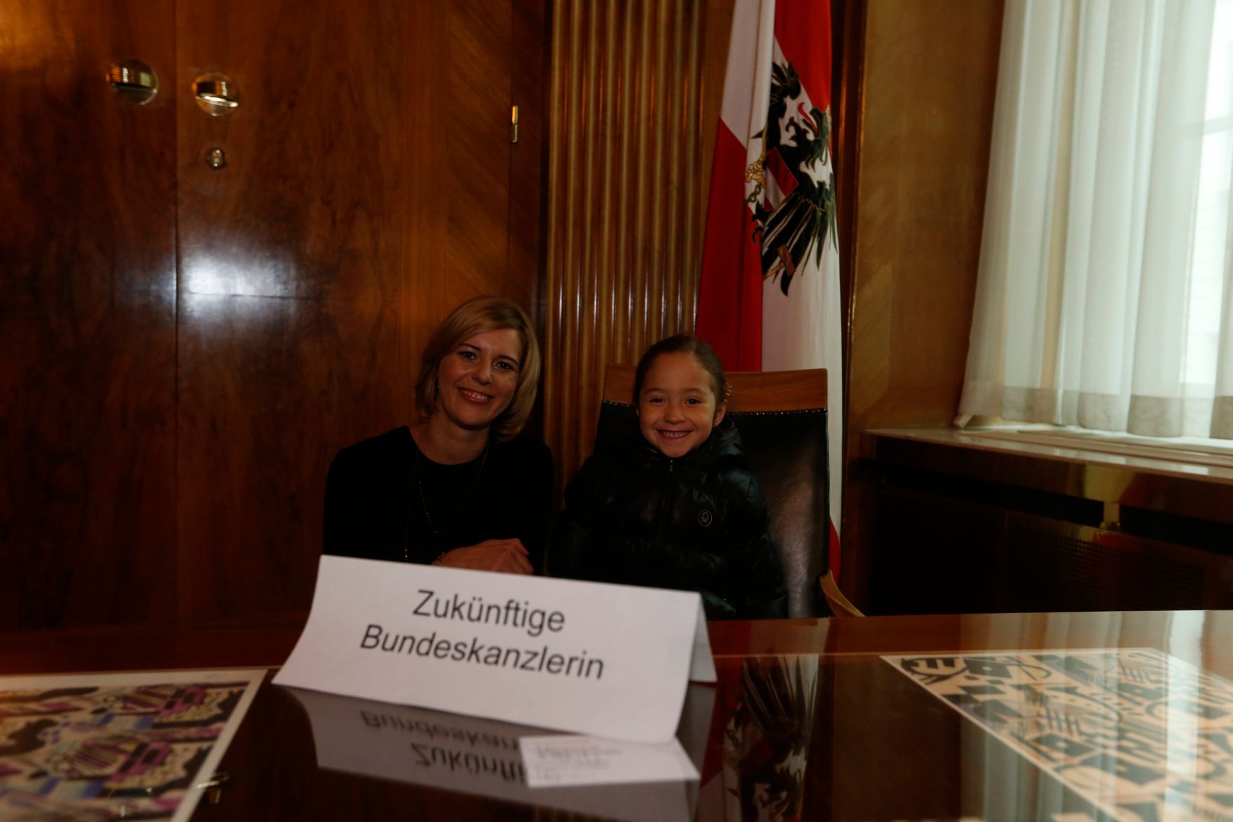 Am 26. Oktober 2014 empfing Staatssekret&auml;rin Sonja Ste&szlig;l im Rahmen des Nationalfeiertages Besucherinnen und Besucher im Bundeskanzleramt.