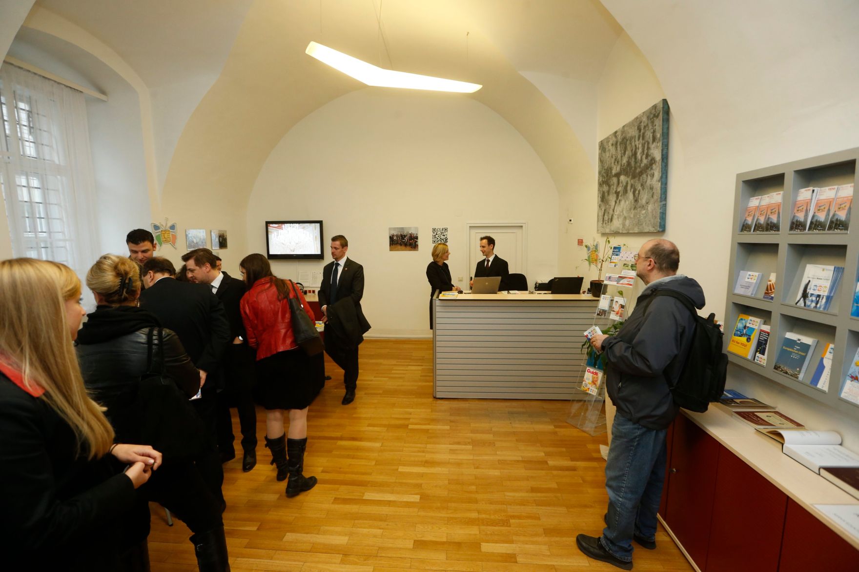 Am 26. Oktober 2014 empfing Staatssekret&auml;rin Sonja Ste&szlig;l im Rahmen des Nationalfeiertages Besucherinnen und Besucher im Bundeskanzleramt.