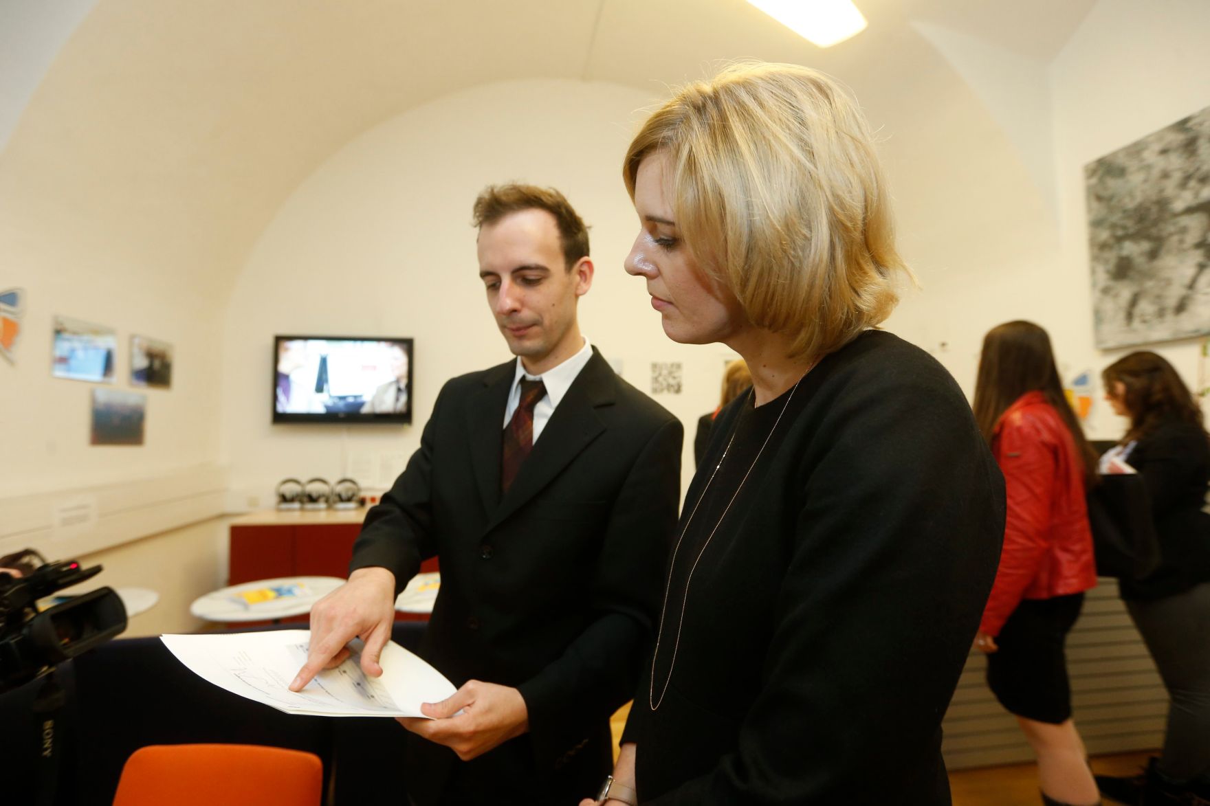 Am 26. Oktober 2014 empfing Staatssekret&auml;rin Sonja Ste&szlig;l im Rahmen des Nationalfeiertages Besucherinnen und Besucher im Bundeskanzleramt.