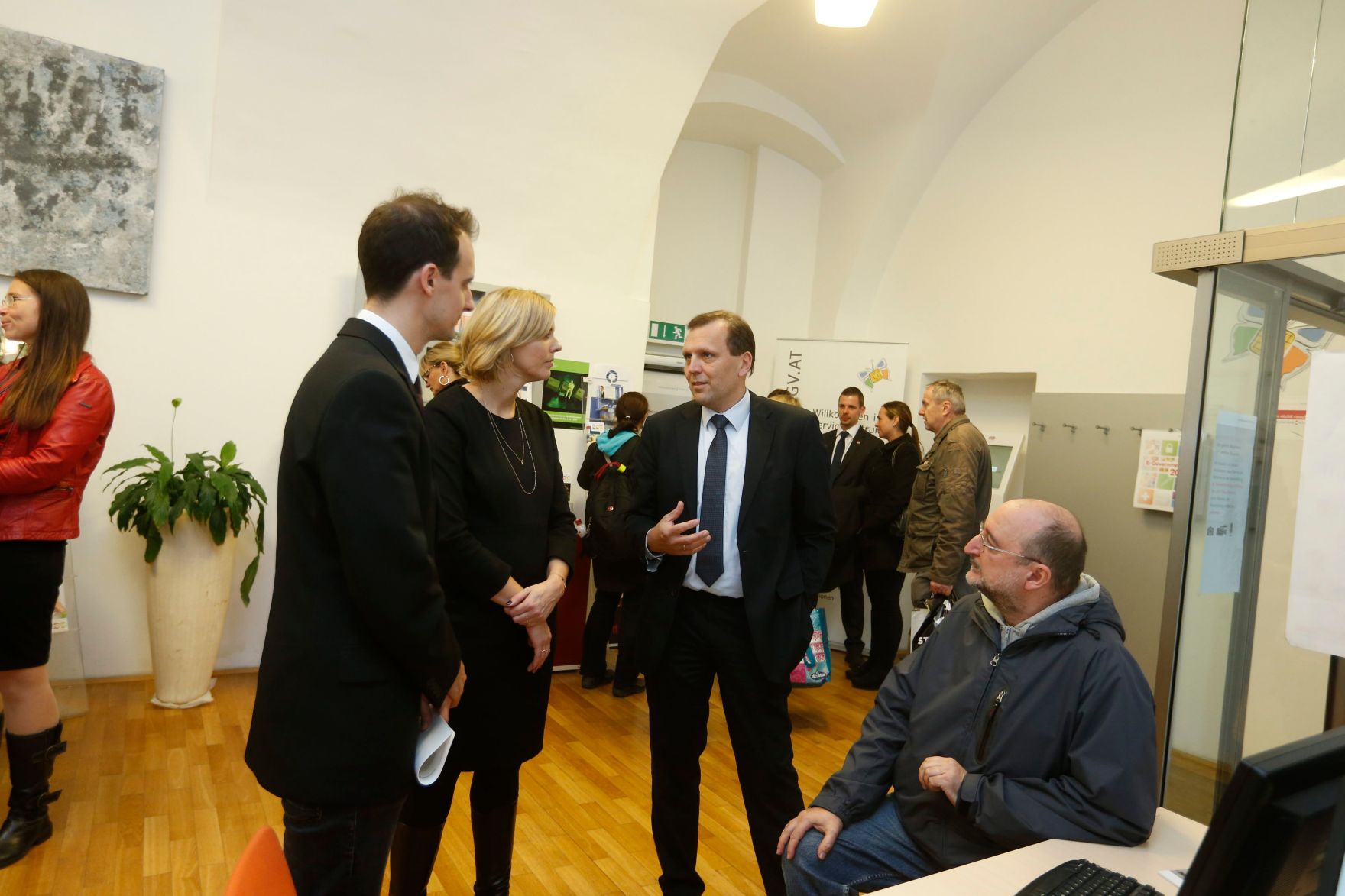 Am 26. Oktober 2014 empfing Staatssekret&auml;rin Sonja Ste&szlig;l im Rahmen des Nationalfeiertages Besucherinnen und Besucher im Bundeskanzleramt.