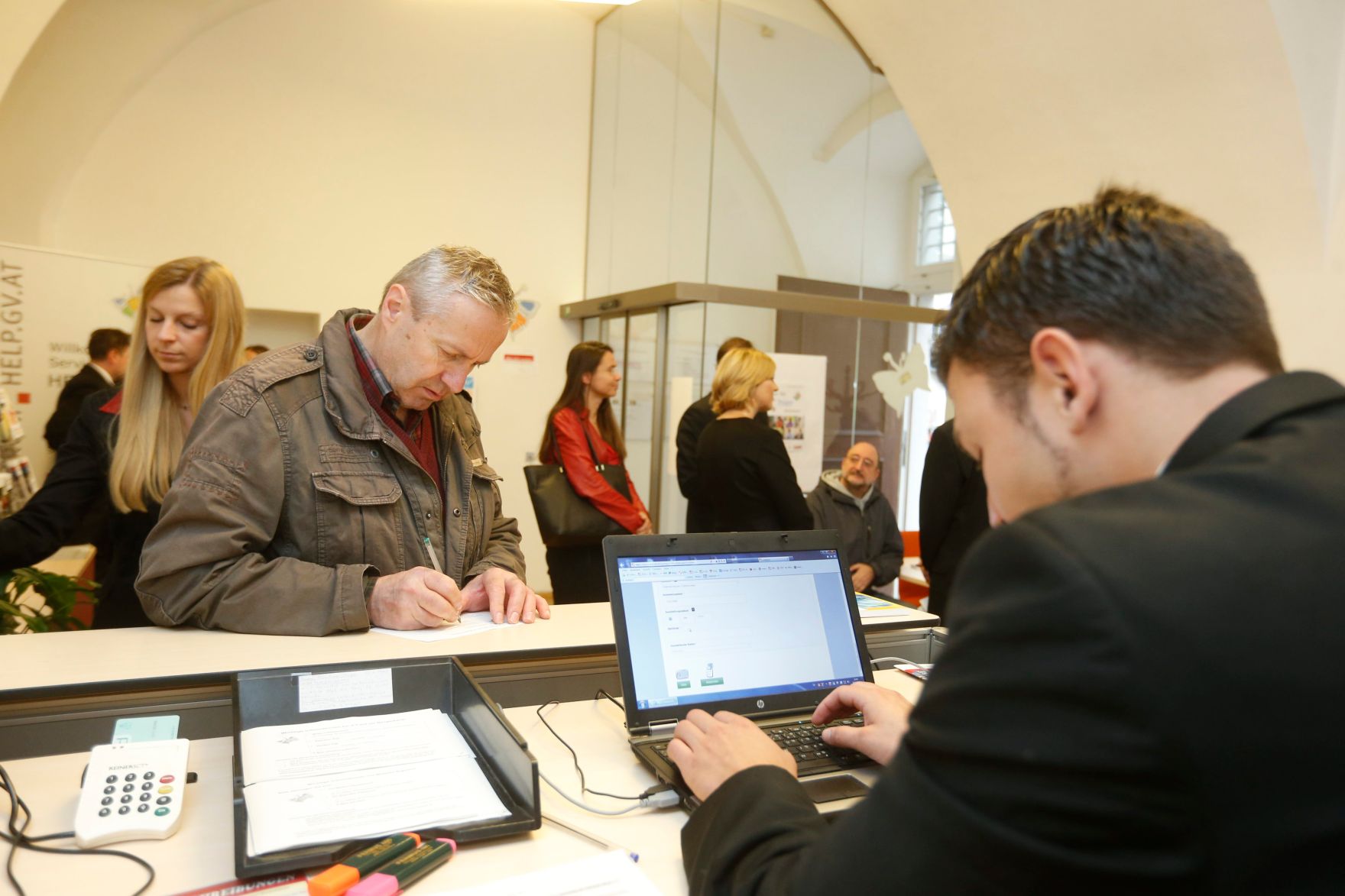 Am 26. Oktober 2014 empfing Staatssekret&auml;rin Sonja Ste&szlig;l im Rahmen des Nationalfeiertages Besucherinnen und Besucher im Bundeskanzleramt.