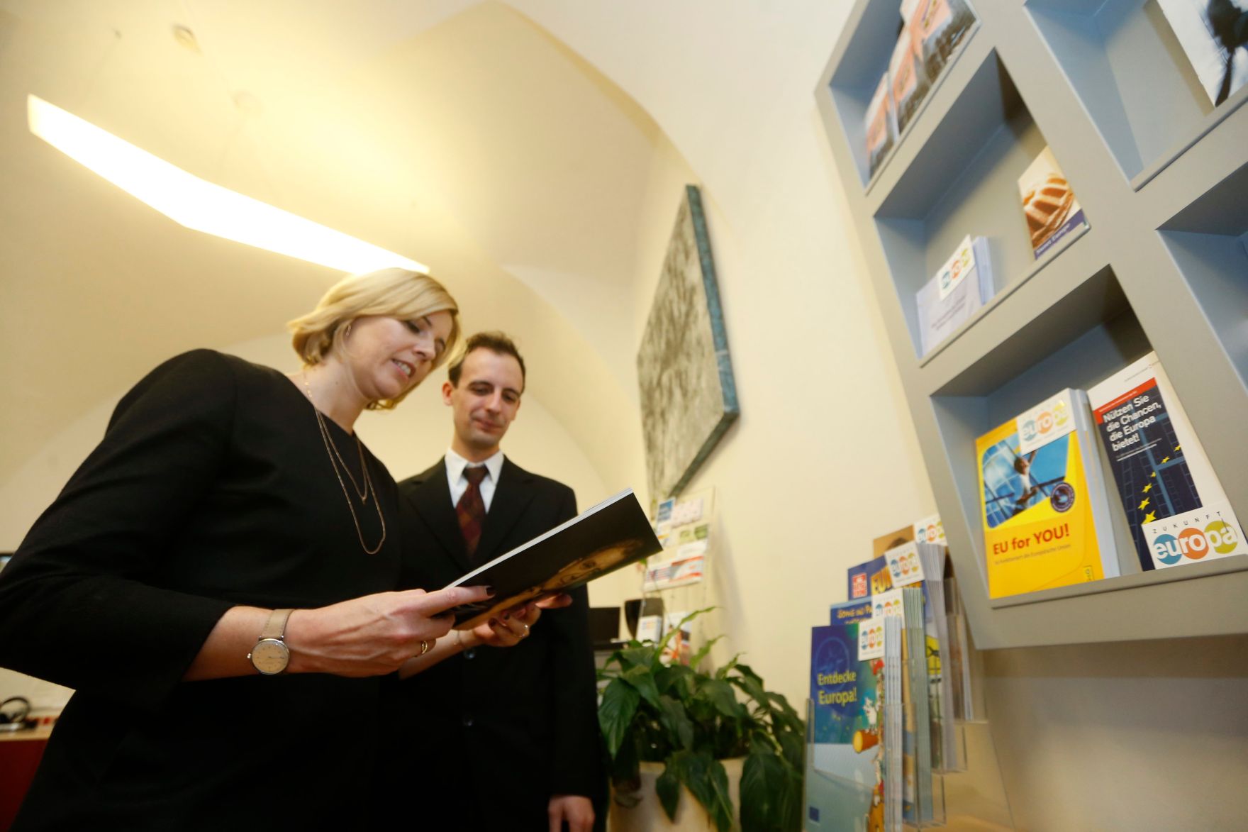 Am 26. Oktober 2014 empfing Staatssekret&auml;rin Sonja Ste&szlig;l im Rahmen des Nationalfeiertages Besucherinnen und Besucher im Bundeskanzleramt.