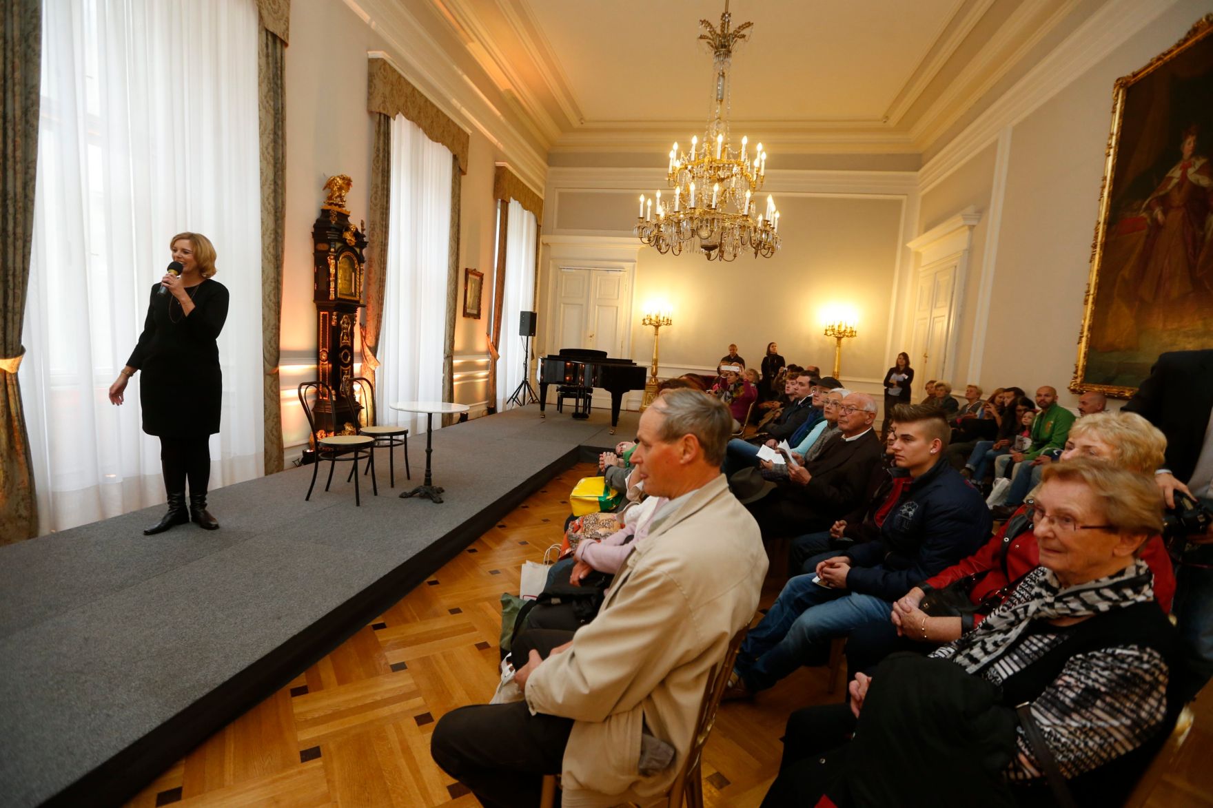 Am 26. Oktober 2014 empfing Staatssekret&auml;rin Sonja Ste&szlig;l im Rahmen des Nationalfeiertages Besucherinnen und Besucher im Bundeskanzleramt.