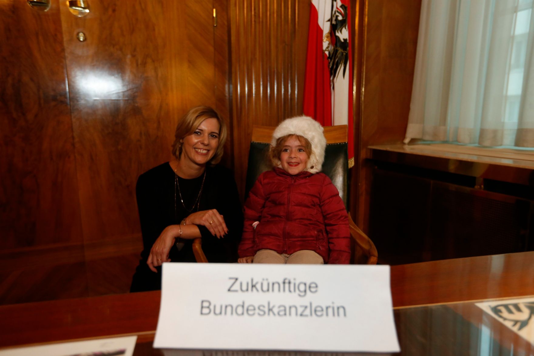 Am 26. Oktober 2014 empfing Staatssekret&auml;rin Sonja Ste&szlig;l im Rahmen des Nationalfeiertages Besucherinnen und Besucher im Bundeskanzleramt.