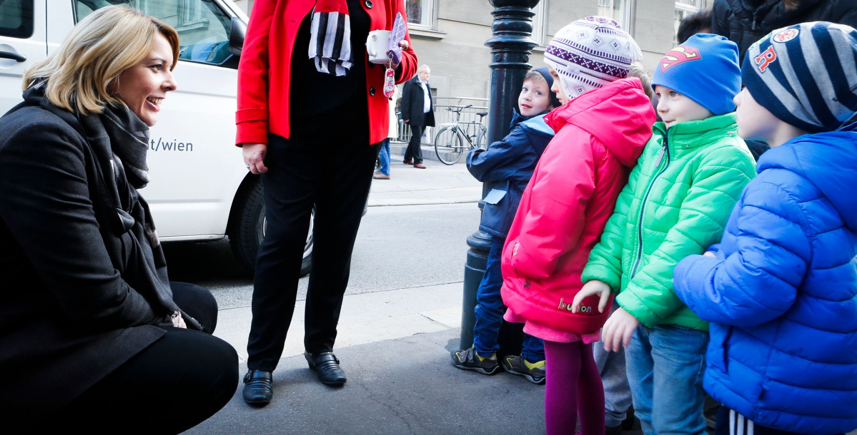 Am 31. Oktober 2014 besuchte Staatssekret&auml;rin Sonja Ste&szlig;l (l.) anl&auml;sslich des Weltspartages die Bank BAWAG/PSK und die Bank Austria.