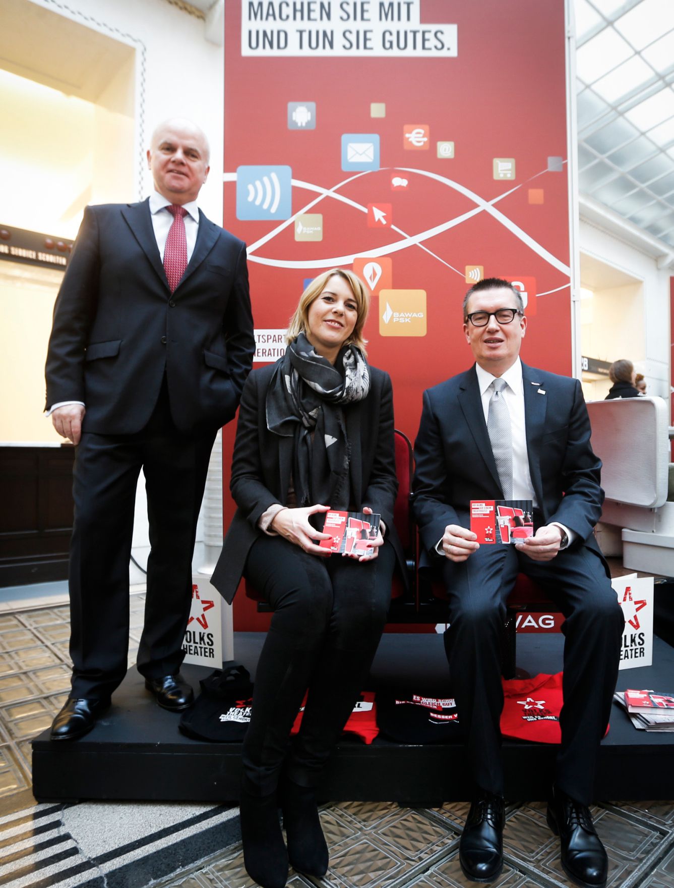 Am 31. Oktober 2014 besuchte Staatssekret&auml;rin Sonja Ste&szlig;l (m.) anl&auml;sslich des Weltspartages die Bank BAWAG/PSK und die Bank Austria.