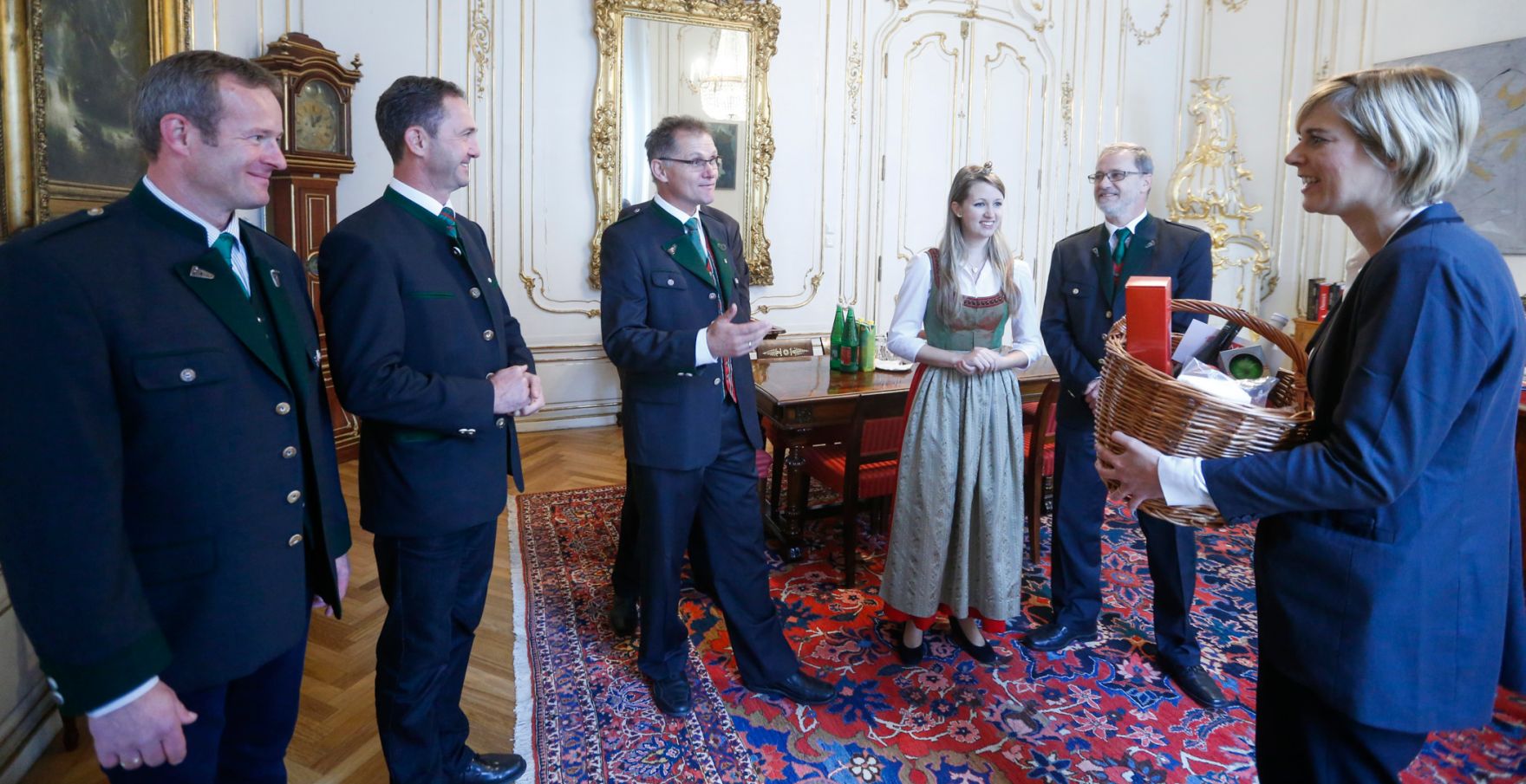 Am 13. November 2014 &uuml;berreichte anl&auml;sslich des &bdquo;Tag des Apfels&ldquo; eine Delegation des Bundes-Obstbauernverbandes einen Apfelkorb an Staatssekret&auml;rin Sonja Ste&szlig;l (r.).