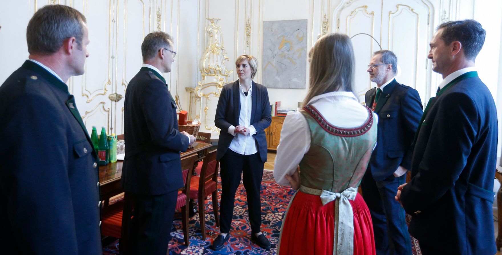 Am 13. November 2014 &uuml;berreichte anl&auml;sslich des &bdquo;Tag des Apfels&ldquo; eine Delegation des Bundes-Obstbauernverbandes einen Apfelkorb an Staatssekret&auml;rin Sonja Ste&szlig;l (m.).