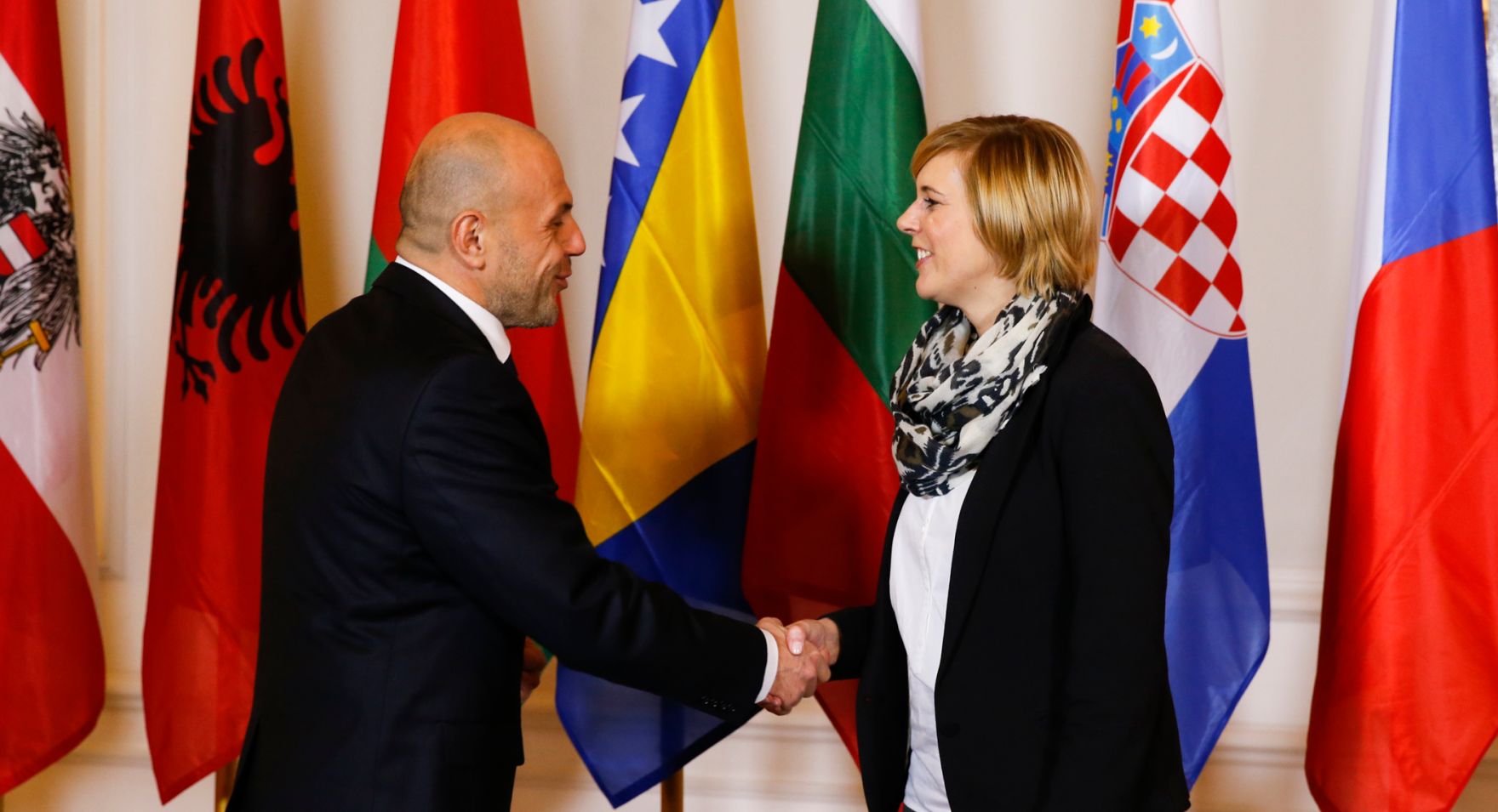 Am 24. November 2014 begr&uuml;&szlig;te Staatssekret&auml;rin Sonja Ste&szlig;l (r.) die Delegationsleiter der Mitgliedstaaten der Zentraleurop&auml;ischen Initiative (ZEI) im Bundeskanzleramt. Im Bild mit dem Vize-Premierminister der Republik Bulgarien Tomislav Donchev (l.).