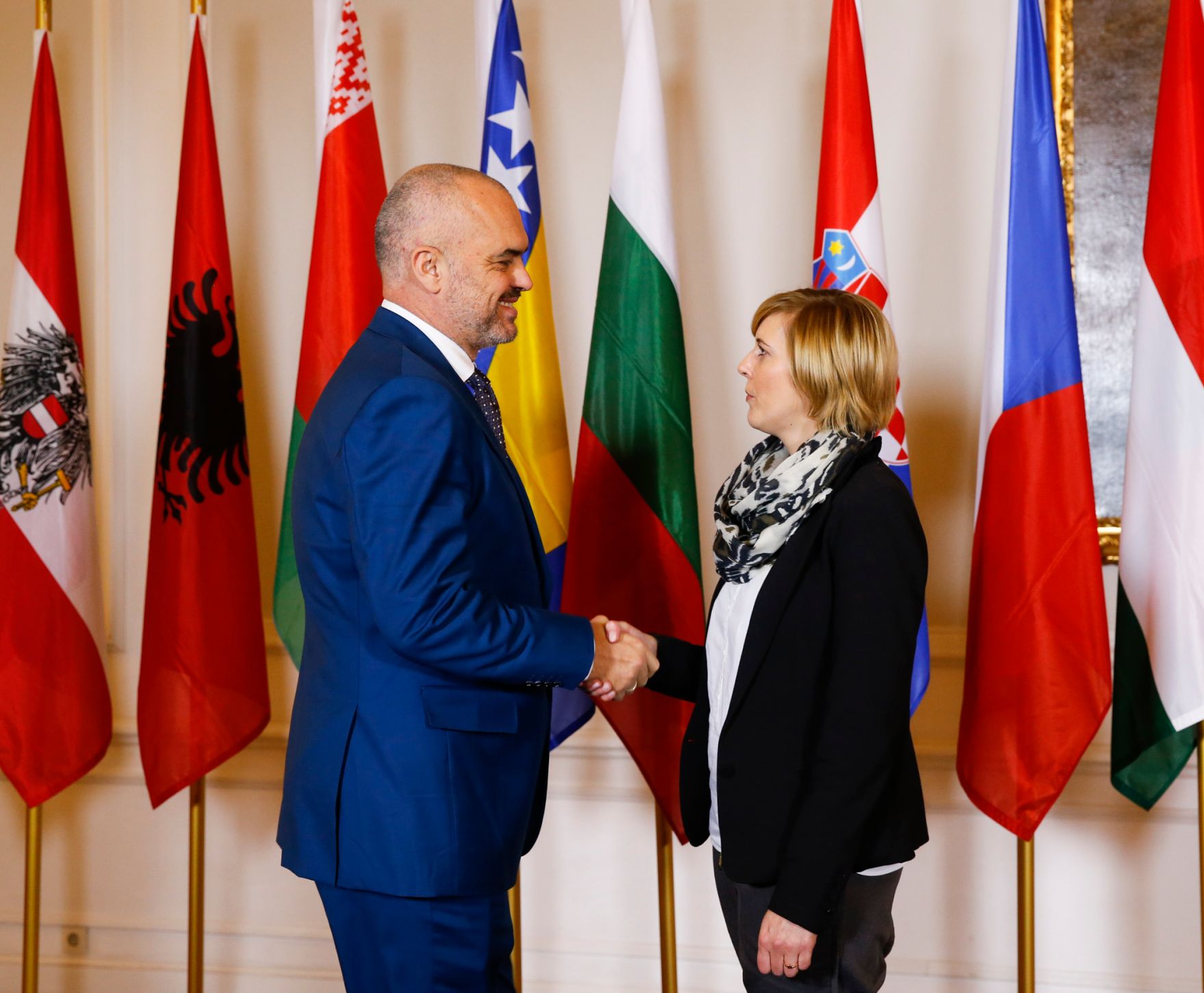 Am 24. November 2014 begr&uuml;&szlig;te Staatssekret&auml;rin Sonja Ste&szlig;l (r.) die Delegationsleiter der Mitgliedstaaten der Zentraleurop&auml;ischen Initiative (ZEI) im Bundeskanzleramt. Im Bild mit dem Premierminister der Republik Albanien Edi Rama (l.).