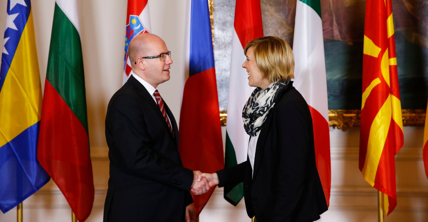 Am 24. November 2014 begr&uuml;&szlig;te Staatssekret&auml;rin Sonja Ste&szlig;l (r.) die Delegationsleiter der Mitgliedstaaten der Zentraleurop&auml;ischen Initiative (ZEI) im Bundeskanzleramt. Im Bild mit dem Premierminister der Tschechischen Republik Bohuslav Sobotka (l.).