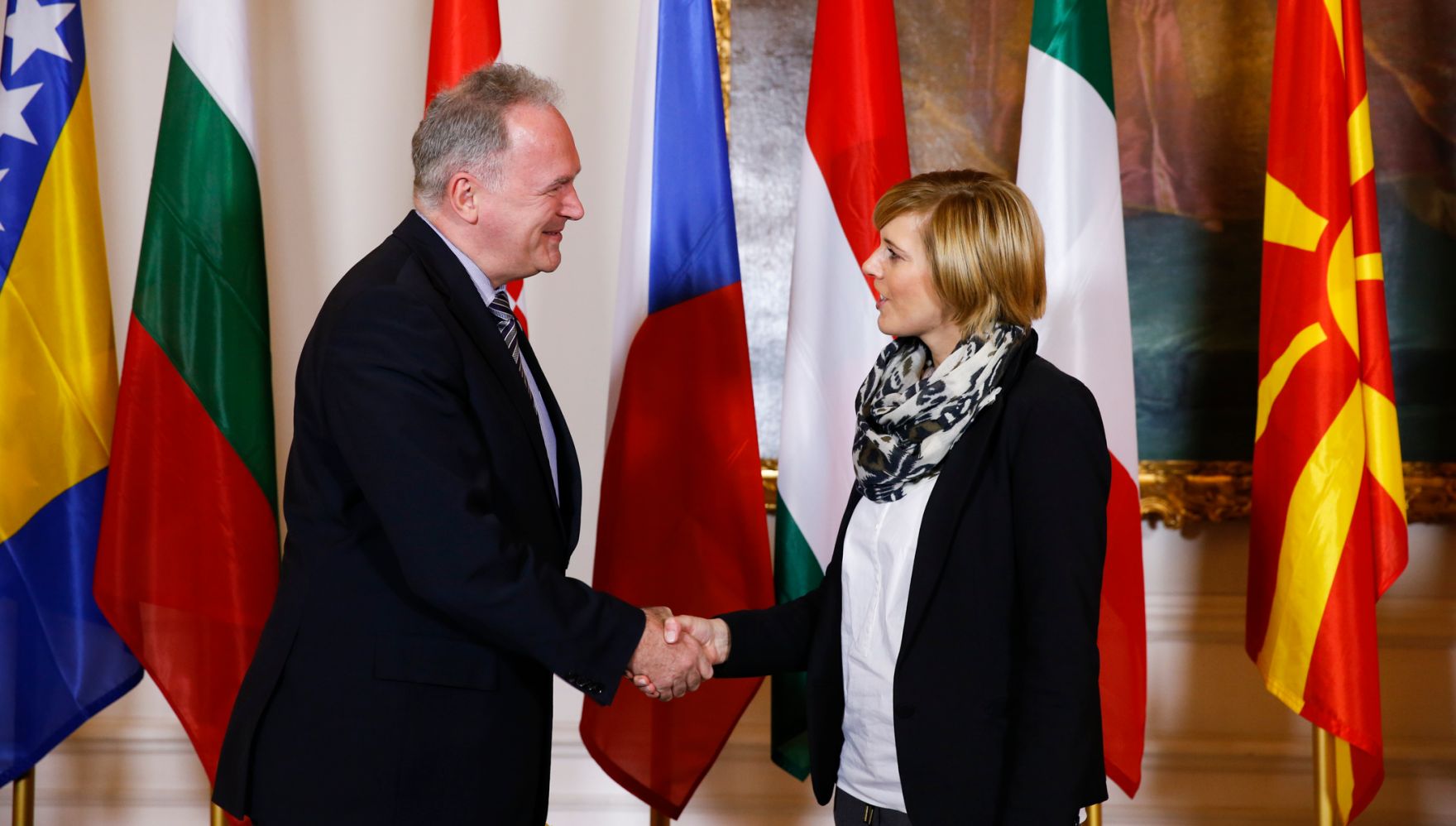 Am 24. November 2014 begr&uuml;&szlig;te Staatssekret&auml;rin Sonja Ste&szlig;l (r.) die Delegationsleiter der Mitgliedstaaten der Zentraleurop&auml;ischen Initiative (ZEI) im Bundeskanzleramt. Im Bild mit dem Staatssekret&auml;r und Vize-Au&szlig;enminister von Ungarn L&aacute;szl&oacute; Szab&oacute;. (l.).