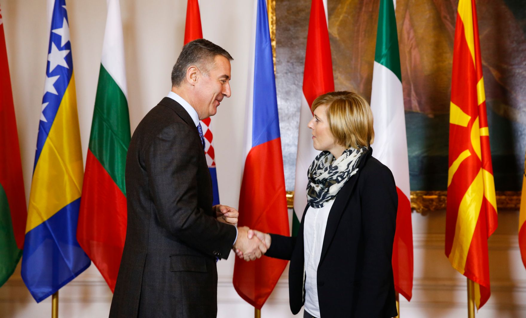 Am 24. November 2014 begr&uuml;&szlig;te Staatssekret&auml;rin Sonja Ste&szlig;l (r.) die Delegationsleiter der Mitgliedstaaten der Zentraleurop&auml;ischen Initiative (ZEI) im Bundeskanzleramt. Im Bild mit dem Premierminister von Montenegro Milo Djukanović (l.).