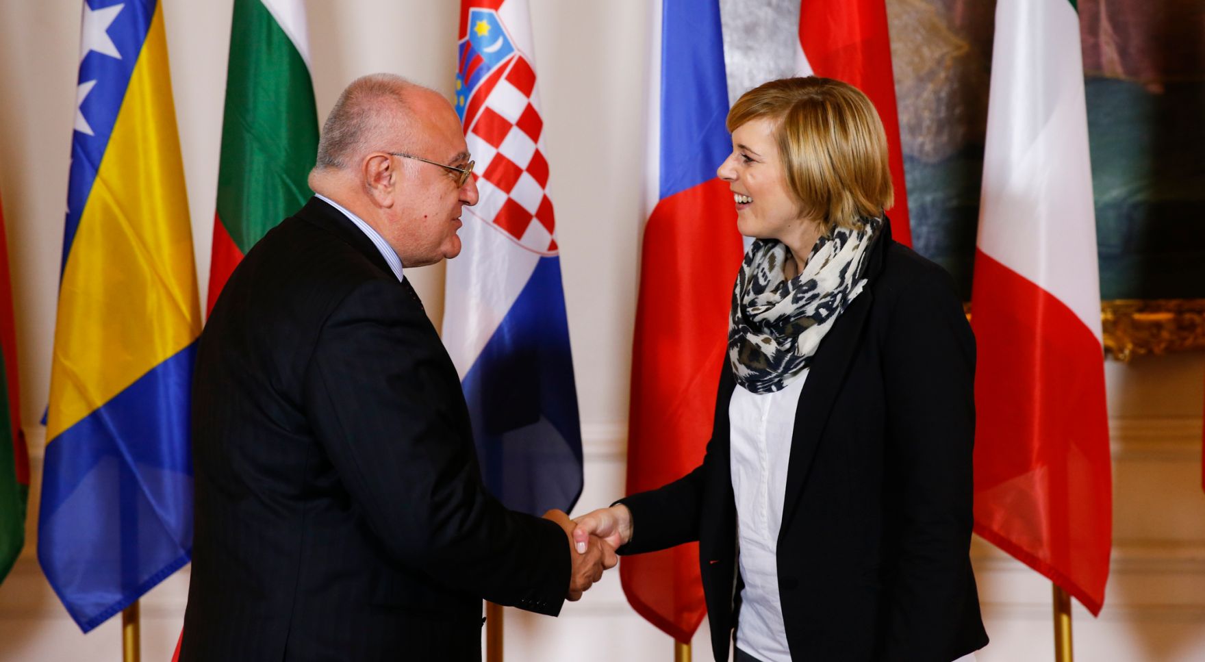 Am 24. November 2014 begr&uuml;&szlig;te Staatssekret&auml;rin Sonja Ste&szlig;l (r.) die Delegationsleiter der Mitgliedstaaten der Zentraleurop&auml;ischen Initiative (ZEI) im Bundeskanzleramt. Im Bild mit dem Vize-Generalsekret&auml;r der Schwarzmeer-Wirtschaftskoopertation (BSEC) Botschafter Ahmet Erozan (l.).