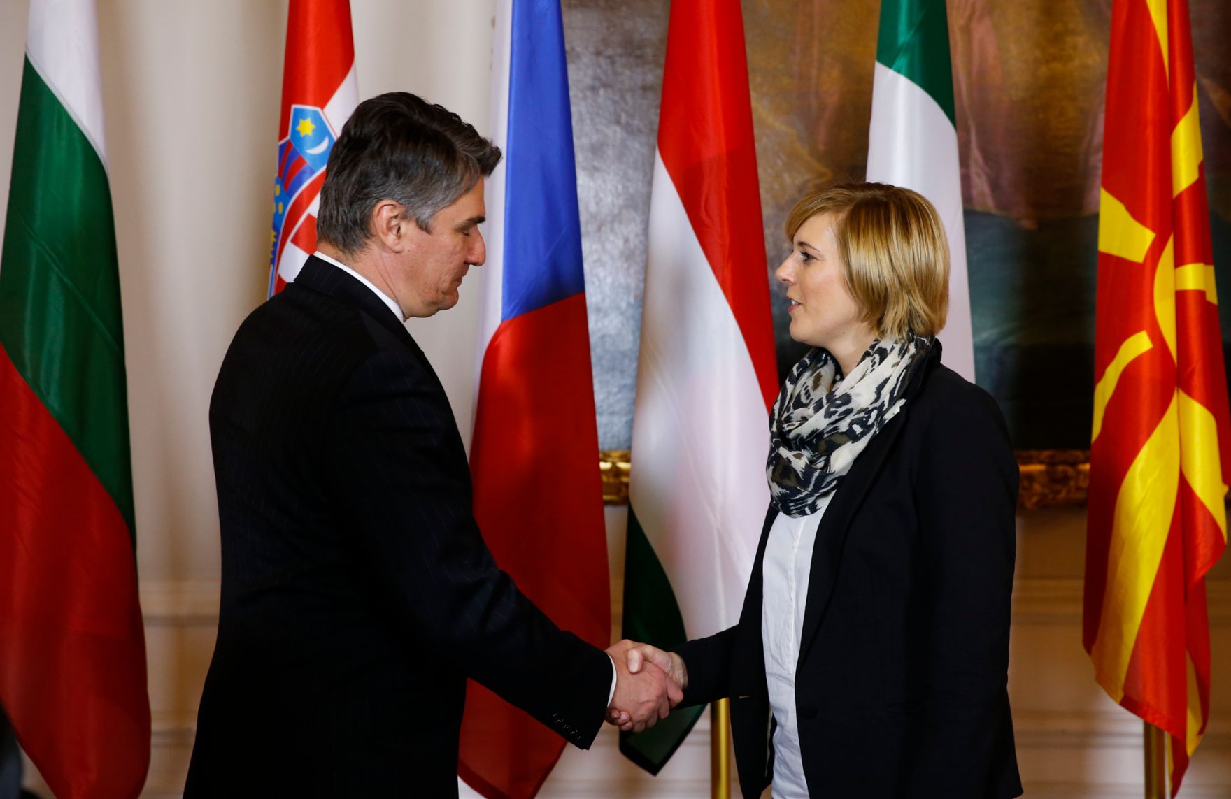 Am 24. November 2014 begr&uuml;&szlig;te Staatssekret&auml;rin Sonja Ste&szlig;l (r.) die Delegationsleiter der Mitgliedstaaten der Zentraleurop&auml;ischen Initiative (ZEI) im Bundeskanzleramt. Im Bild mit dem Premierminister der Republik Kroatien Zoran Milanović (l.).