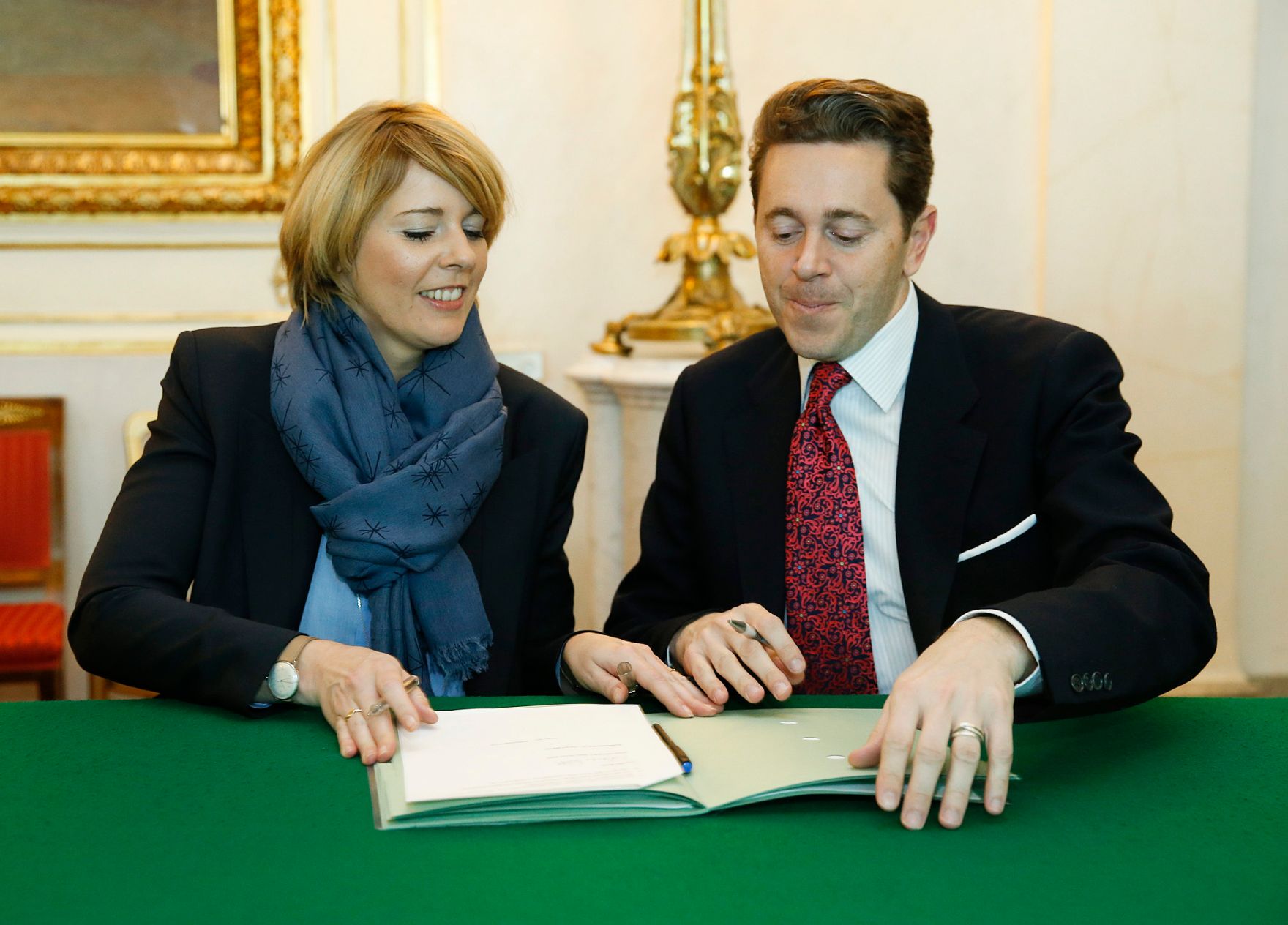 Am 16. Dezember 2014 unterzeichnete Staatssekret&auml;rin Sonja Ste&szlig;l (l.) gemeinsam mit Staatssekret&auml;r Harald Mahrer (r.) die Stiftungserkl&auml;rung zum &bdquo;Wiener Kongress der europ&auml;ischen Jugend&ldquo; nach dem Ministerrat.