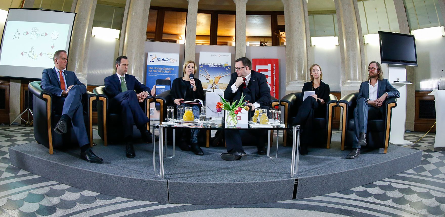 Am 29. J&auml;nner 2015 fand eine Podiumsdiskussion zu dem Thema ''Chancen der Handysignatur in der Wirtschaft, Klarnamendebatte im Web, Digital Natives" statt. Im Bild ( v.l.n.r ) Christian Hrdliczka, Manager bei Remax Austria, Florian W&ouml;hrle, CIO der MobileSign, Staatssekret&auml;rin Sonja Ste&szlig;l, Christian Rupp, Sprecher der Plattform Digitales &Ouml;sterreich, Sarah Spiekermann, Universit&auml;tsprofessorin an der Wirtschaftsuniversit&auml;t Wien, Sebastian Hofer, Mitarbeiter der Zeitschrift Profil.