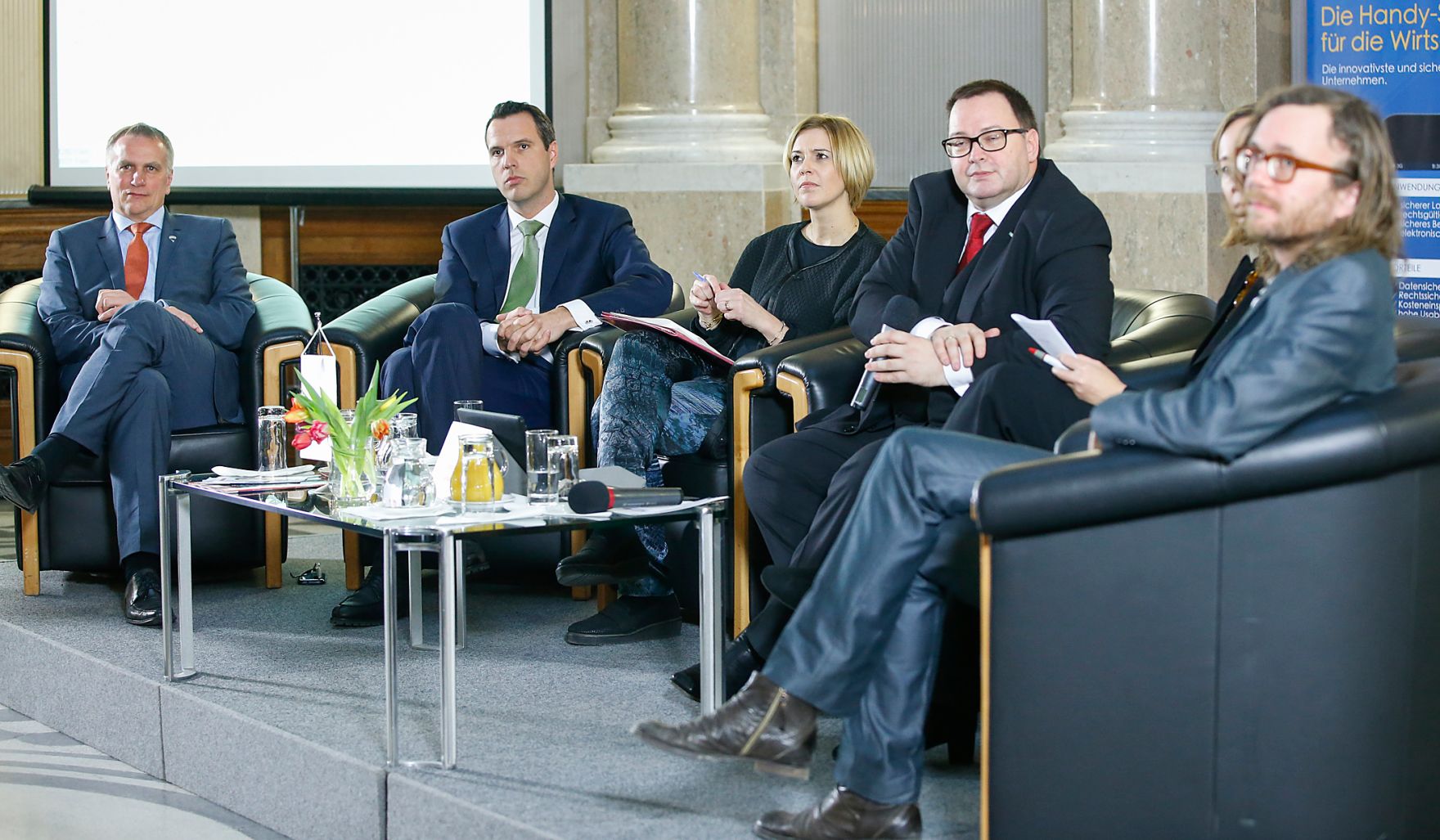 Am 29. J&auml;nner 2015 fand eine Podiumsdiskussion zu dem Thema ''Chancen der Handysignatur in der Wirtschaft, Klarnamendebatte im Web, Digital Natives" statt. Im Bild ( v.l.n.r ) Christian Hrdliczka, Manager bei Remax Austria, Florian W&ouml;hrle, CIO der MobileSign, Staatssekret&auml;rin Sonja Ste&szlig;l, Christian Rupp, Sprecher der Plattform Digitales &Ouml;sterreich, Sarah Spiekermann, Universit&auml;tsprofessorin an der Wirtschaftsuniversit&auml;t Wien, Sebastian Hofer, Mitarbeiter der Zeitschrift Profil.