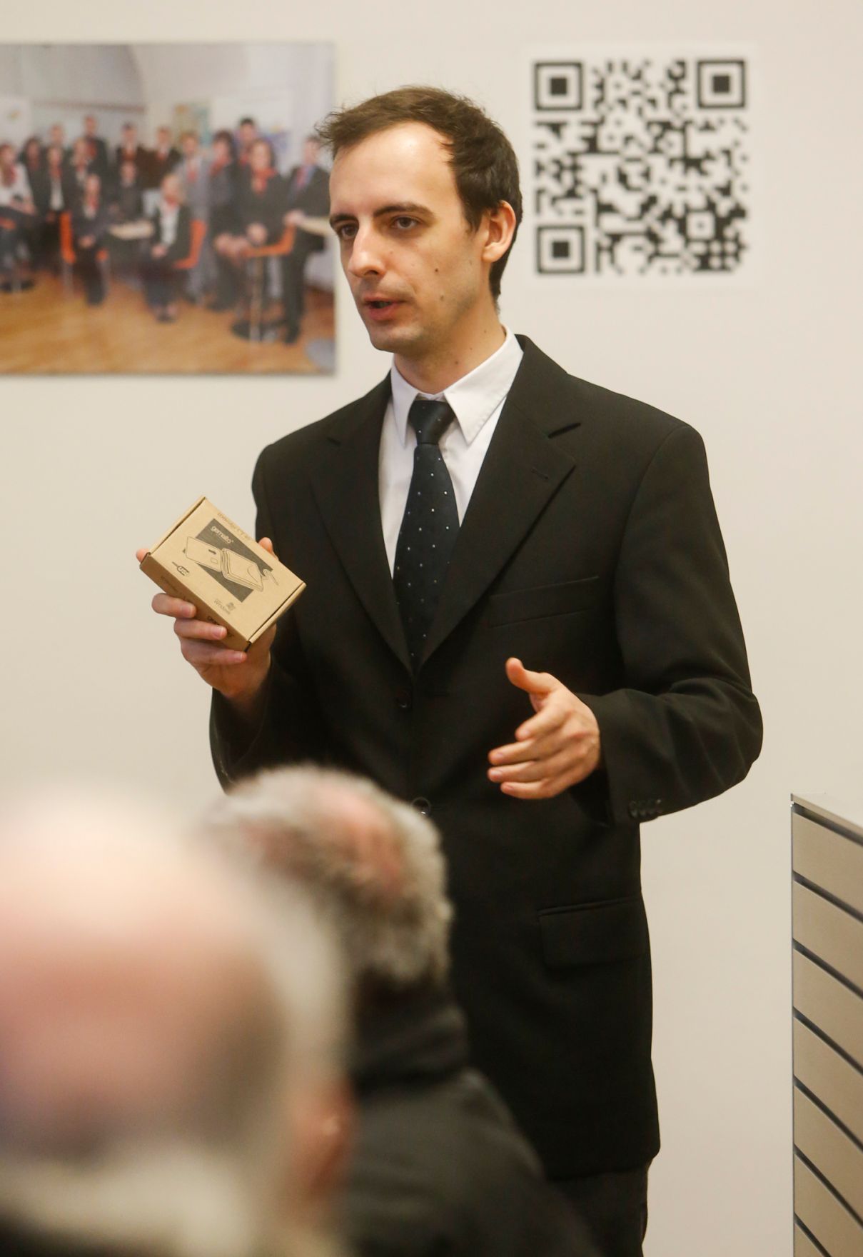 Am 11. Februar 2015 empfing Staatssekret&auml;rin Sonja Ste&szlig;l eine Gruppe von Seniorinnen und Senioren zu einem Gespr&auml;ch im Servicezentrum des Bundeskanzleramts. Im Bild ein Mitarbeiter des Servicezentrums.