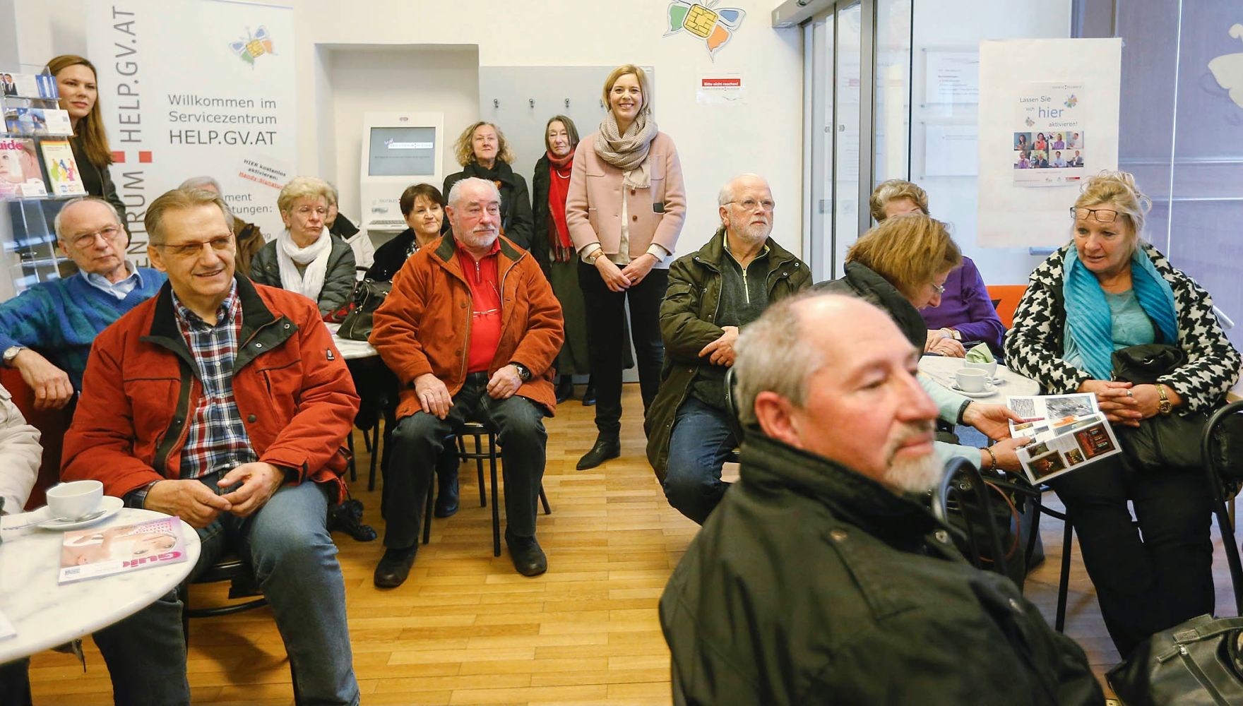 Am 11. Februar 2015 empfing Staatssekret&auml;rin Sonja Ste&szlig;l (m.) eine Gruppe von Seniorinnen und Senioren zu einem Gespr&auml;ch im Servicezentrum des Bundeskanzleramts.