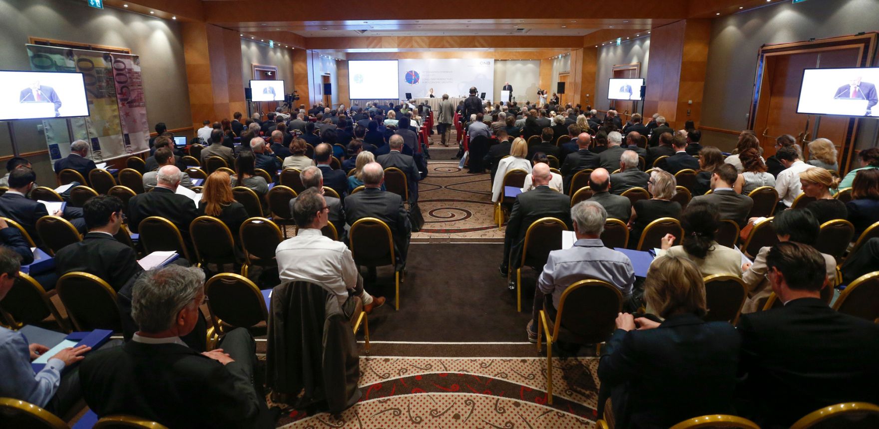 Am 15. Juni 2015 er&ouml;ffnete Staatssekret&auml;rin Sonja Ste&szlig;l die 43. Volkswirtschaftliche Tagung der &Ouml;sterreichischen Nationalbank.