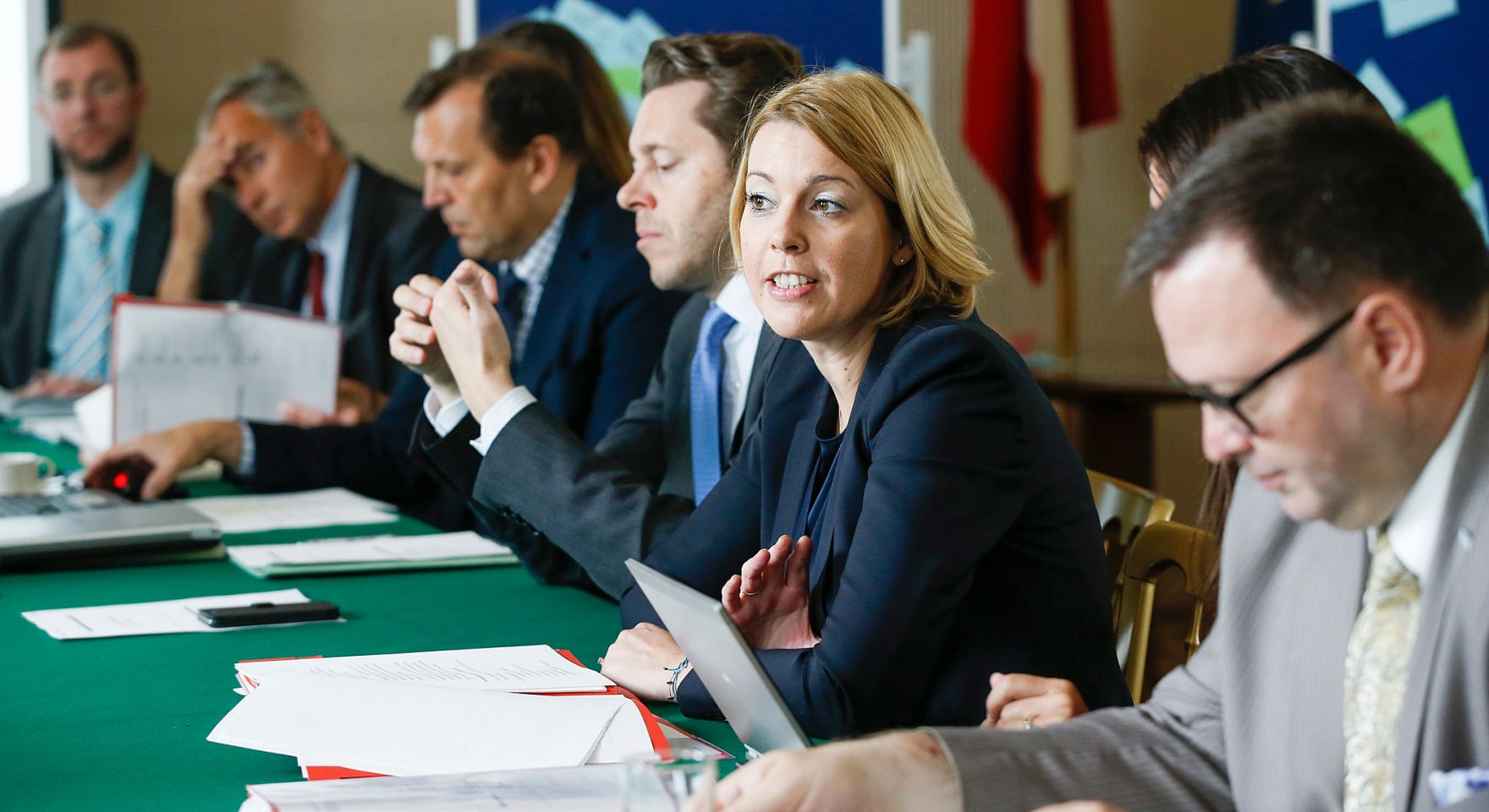 Am 18. Juni 2015 lud Staatssekret&auml;rin Sonja Ste&szlig;l gemeinsam mit Staatssekret&auml;r Harald Mahrer Vertreter und Vertreterinnen der Bundesministerien zur 1. Arbeitssitzung der Koordinierung einer Digitalen Roadmap der Bundesregierung ein.