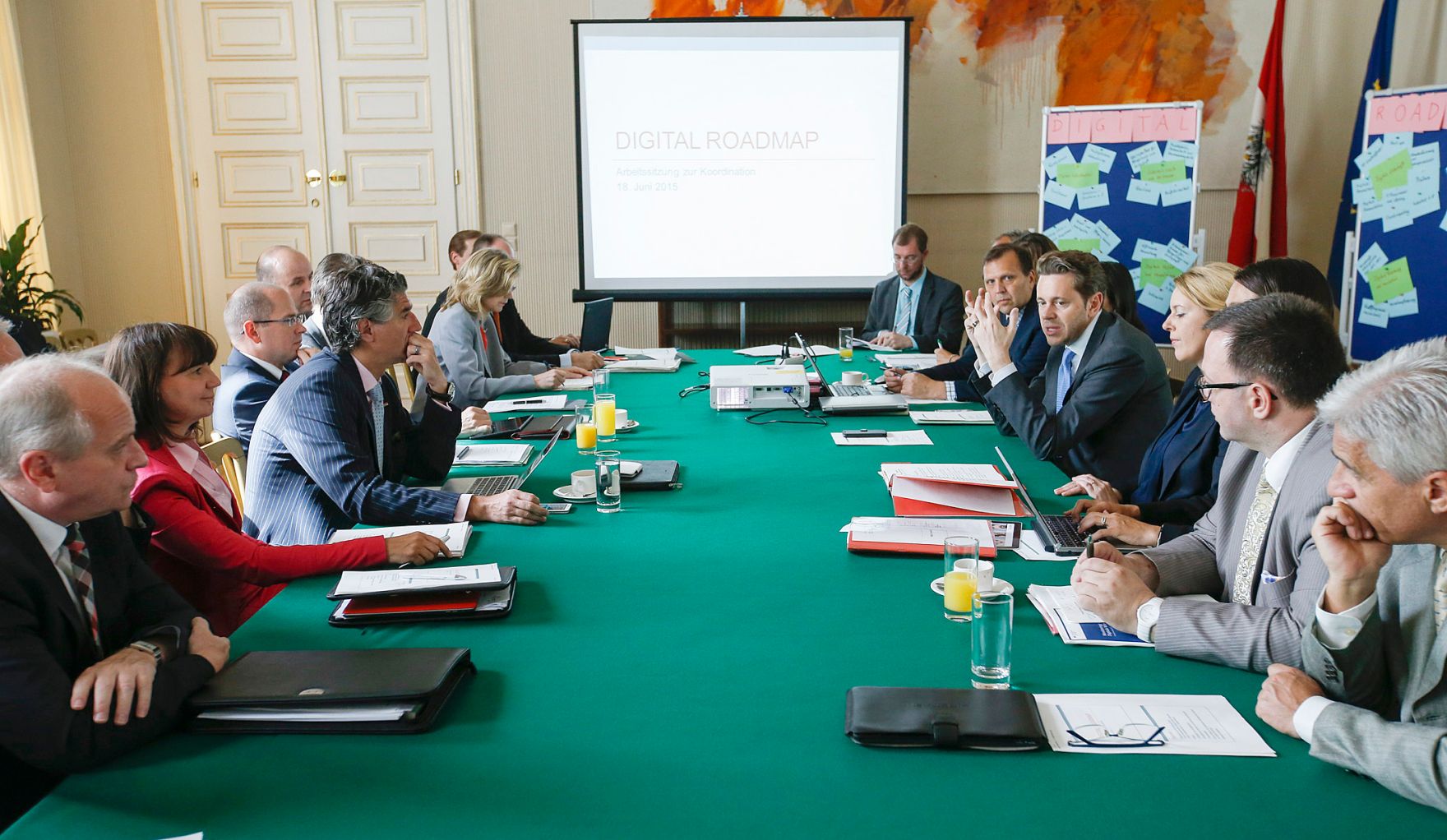 Am 18. Juni 2015 lud Staatssekret&auml;rin Sonja Ste&szlig;l gemeinsam mit Staatssekret&auml;r Harald Mahrer Vertreter und Vertreterinnen der Bundesministerien zur 1. Arbeitssitzung der Koordinierung einer Digitalen Roadmap der Bundesregierung ein.