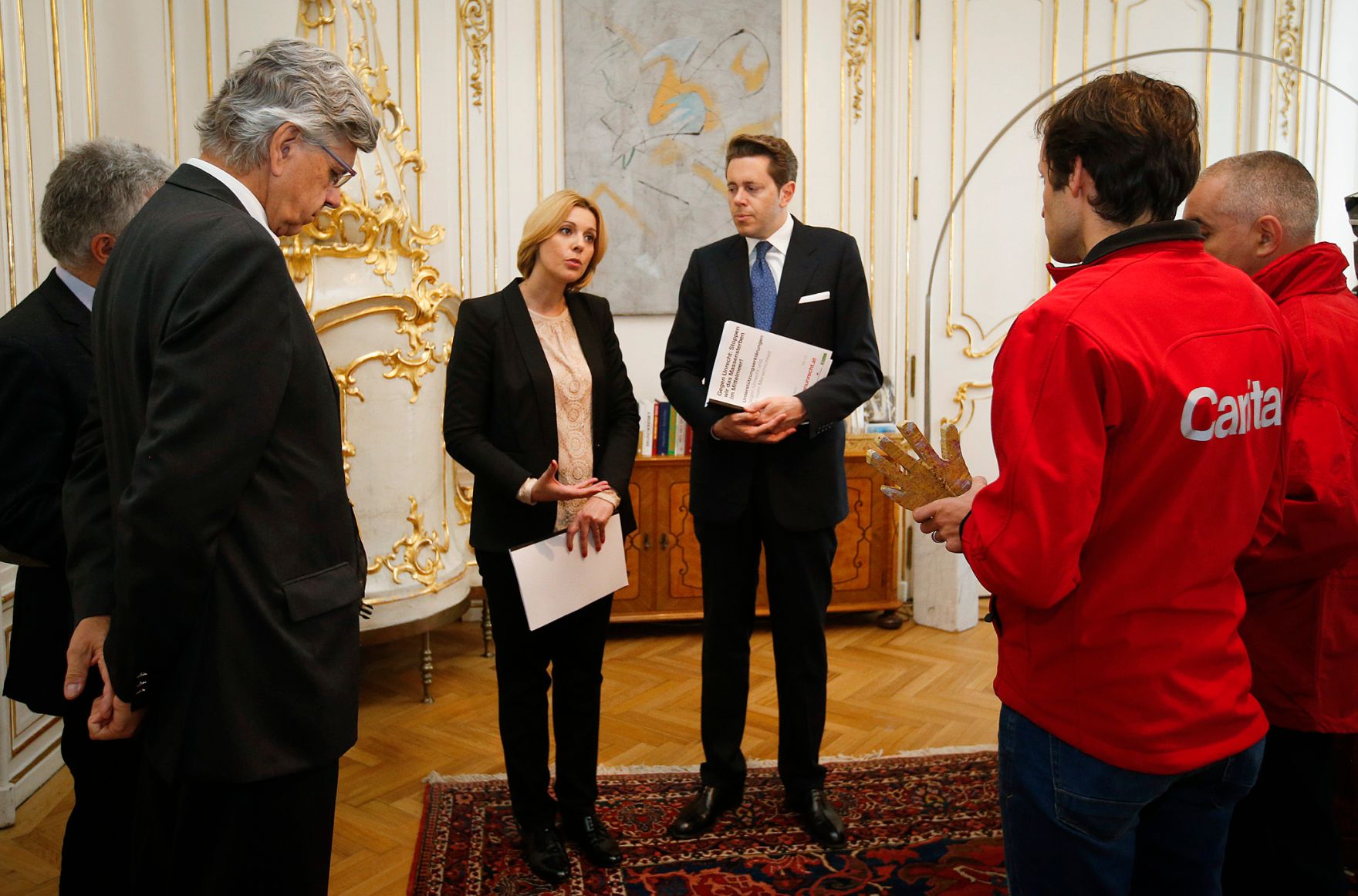 Am 23. Juni 2015 wurde eine Petition von der Caritas an Staatssekret&auml;rin Sonja Ste&szlig;l und Staatssekret&auml;r Harald Mahrer &uuml;bergeben.