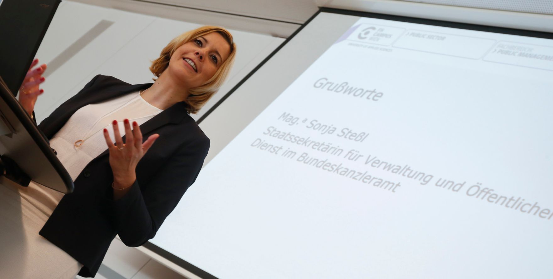Am 3. Juli 2015 hielt Staatssekret&auml;rin Sonja Ste&szlig;l (im Bild) eine Festansprache f&uuml;r die Absolventinnen und Absolventen der Studieng&auml;nge Public Management an der Fachhochschule Campus Wien.