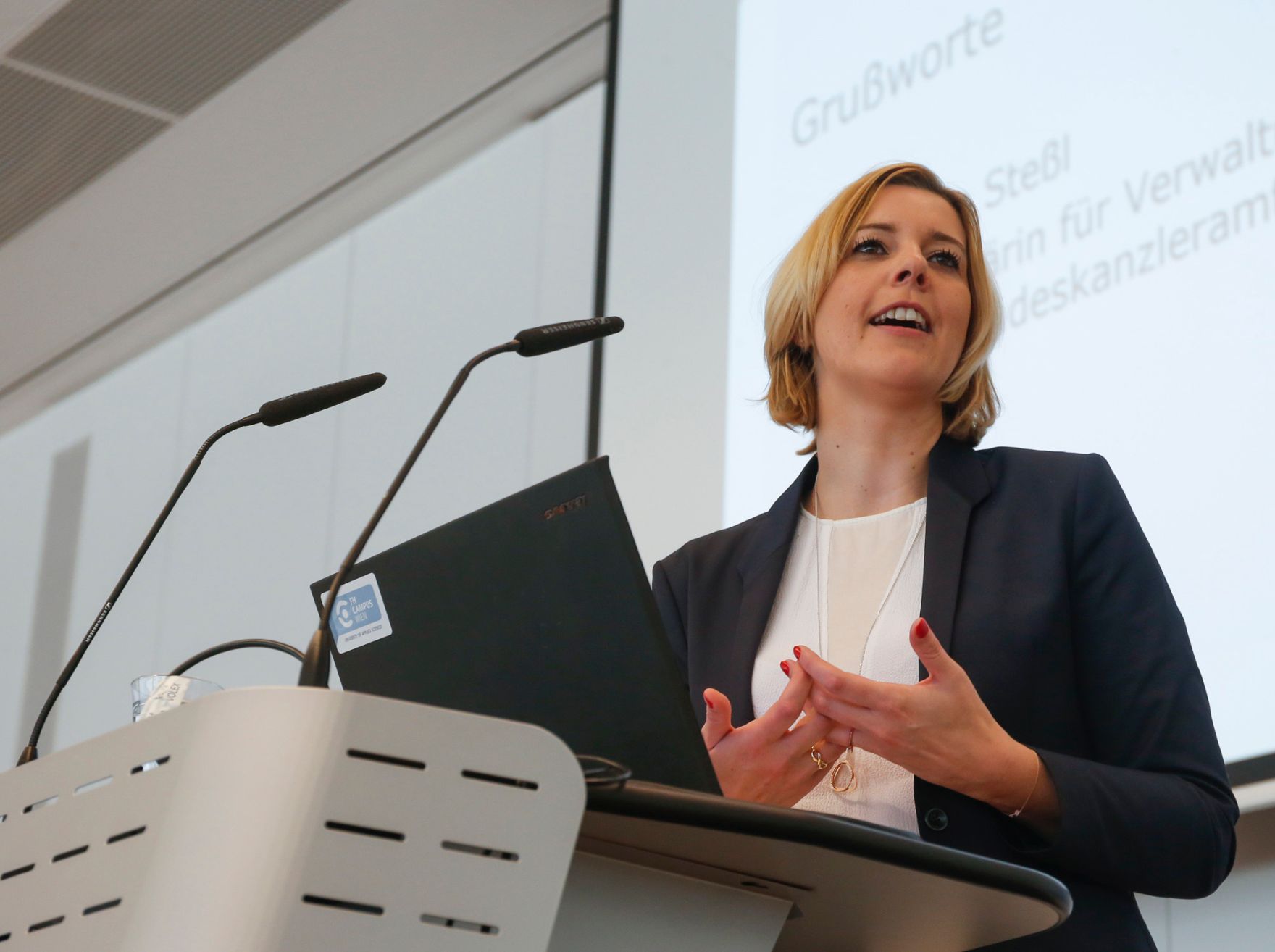 Am 3. Juli 2015 hielt Staatssekret&auml;rin Sonja Ste&szlig;l (im Bild) eine Festansprache f&uuml;r die Absolventinnen und Absolventen der Studieng&auml;nge Public Management an der Fachhochschule Campus Wien.