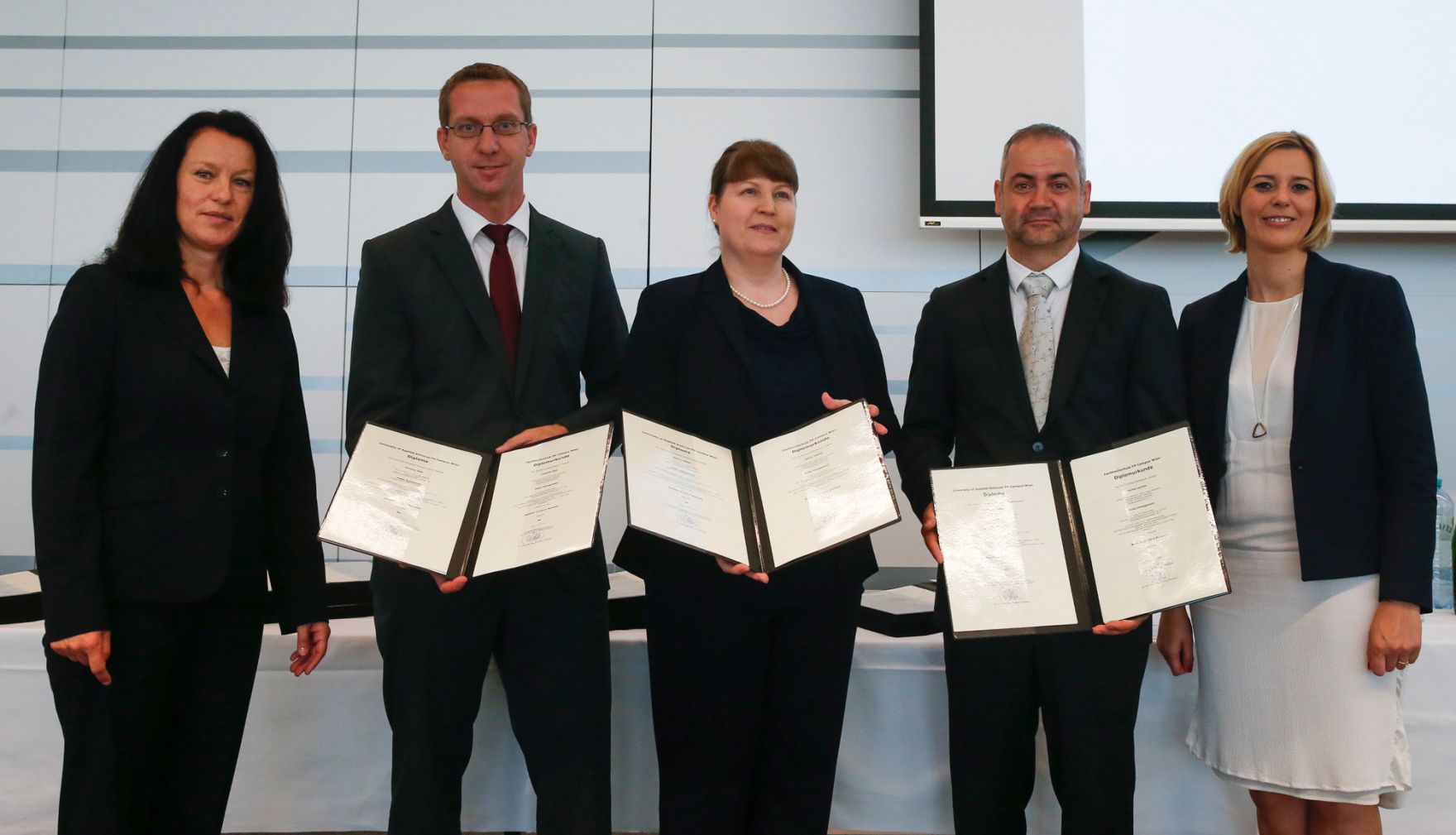Am 3. Juli 2015 hielt Staatssekret&auml;rin Sonja Ste&szlig;l (r.) eine Festansprache f&uuml;r die Absolventinnen und Absolventen der Studieng&auml;nge Public Management an der Fachhochschule Campus Wien.