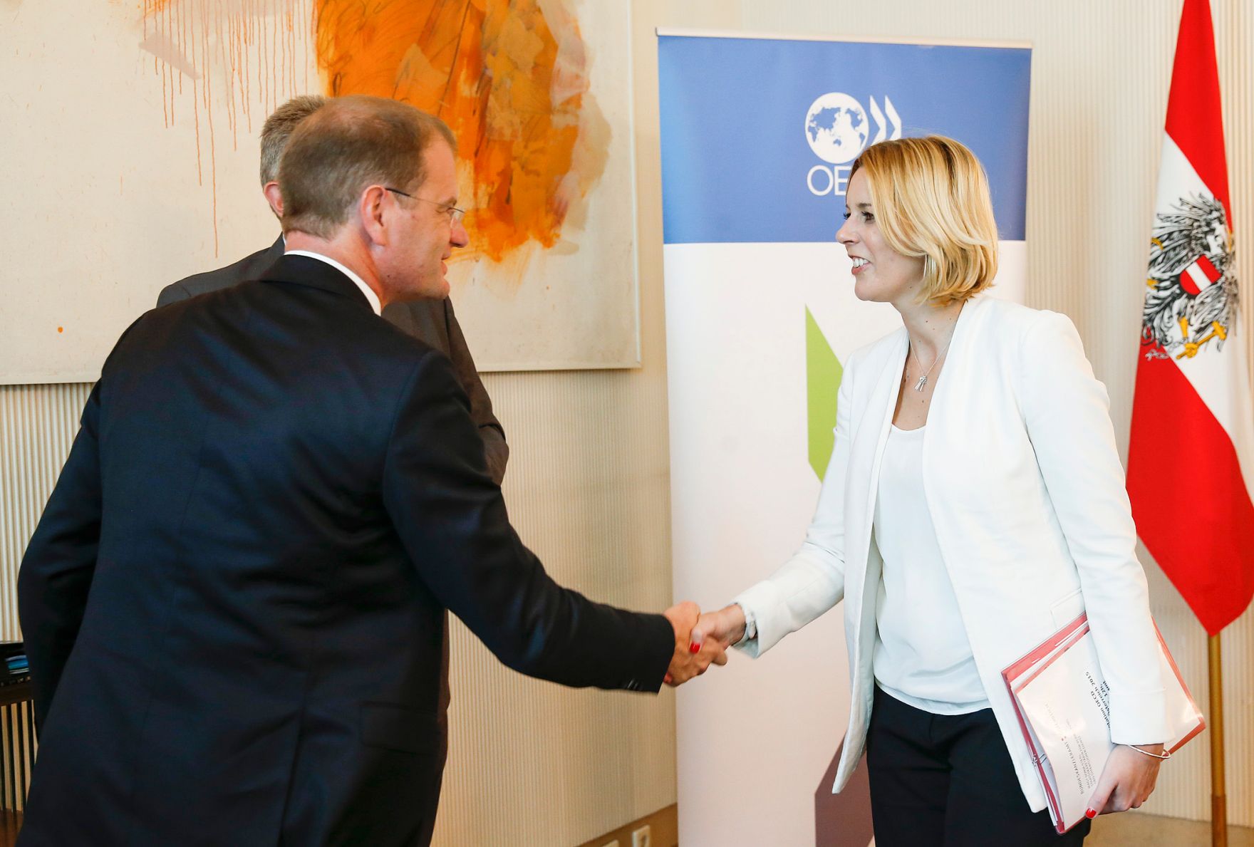 Am 14. Juli 2015 wurde der &quot;OECD L&auml;nderbericht &Ouml;sterreich 2015&quot; im Bundeskanzleramt pr&auml;sentiert. Im Bild Staatssekret&auml;rin Sonja Ste&szlig;l (r.) gemeinsam mit dem stellvertretenden Generalsekret&auml;r der OECD Stefan Kapferer (l.).