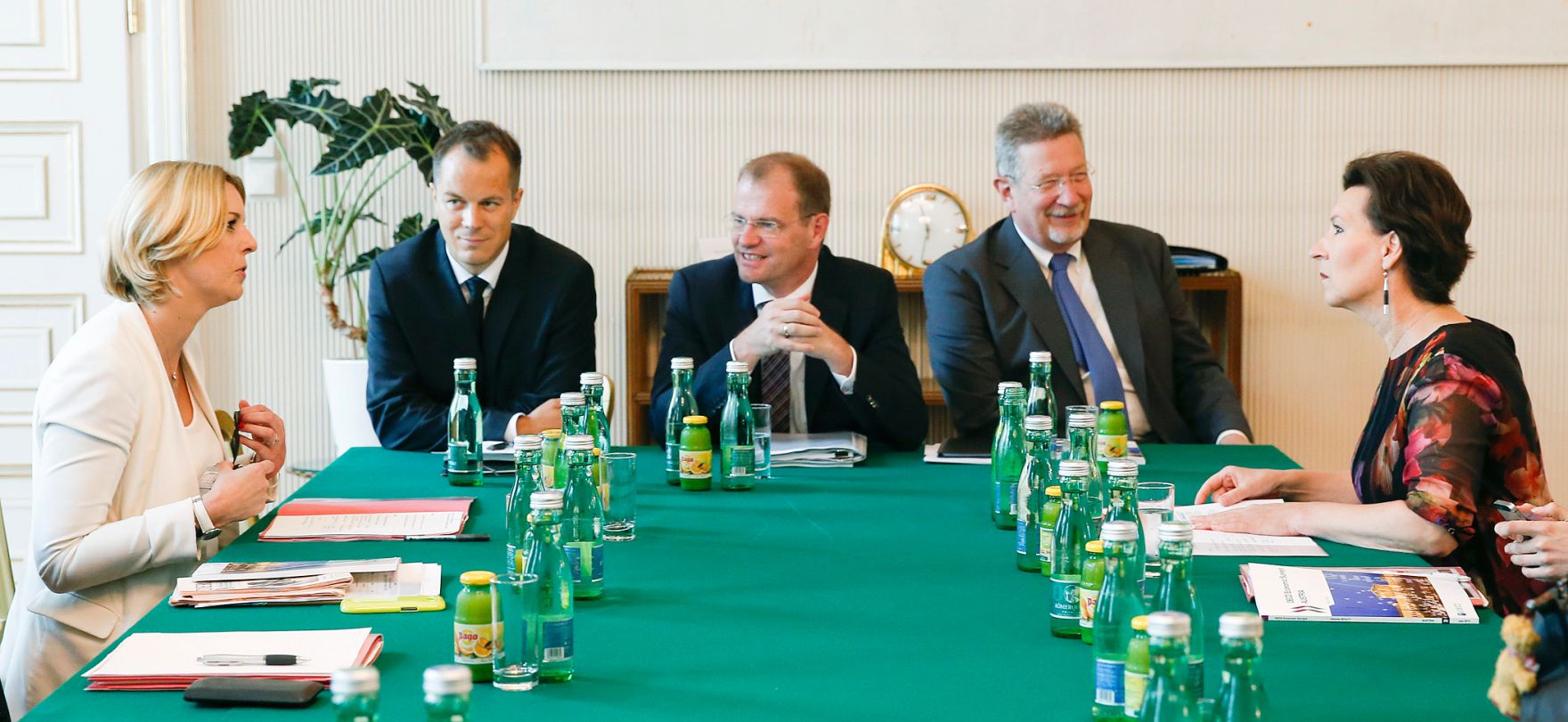 Am 14. Juli 2015 wurde der &quot;OECD L&auml;nderbericht &Ouml;sterreich 2015&quot; im Bundeskanzleramt pr&auml;sentiert. Im Bild Staatssekret&auml;rin Sonja Ste&szlig;l (l.) mit Bundesministerin Gabriele Heinisch-Hosek (r.) und dem stellvertretenden Generalsekret&auml;r der OECD Stefan Kapferer (m.)