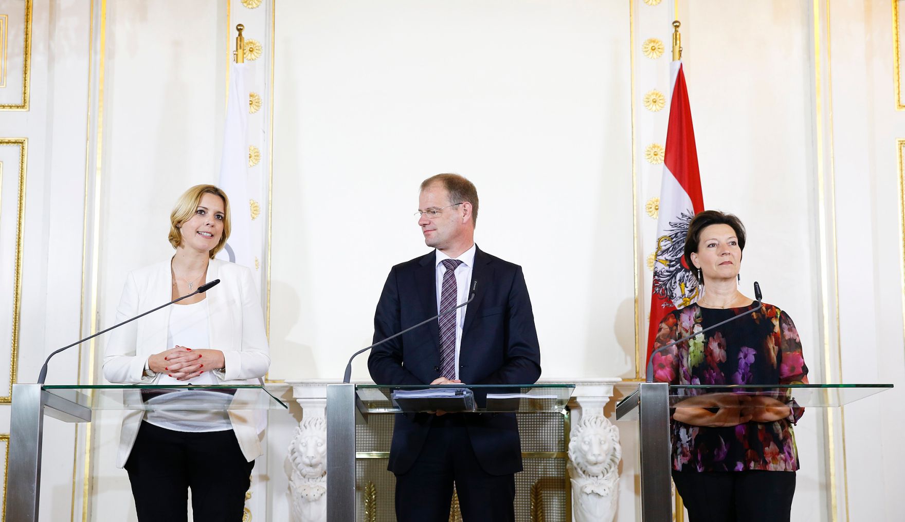 Am 14. Juli 2015 wurde der &quot;OECD L&auml;nderbericht &Ouml;sterreich 2015&quot; im Bundeskanzleramt pr&auml;sentiert. Im Bild (v.l.n.r.) Staatssekret&auml;rin Sonja Ste&szlig;l, der stellvertretende Generalsekret&auml;r der OECD Stefan Kapferer und Bundesministerin Gabriele Heinisch-Hosek bei der Pressekonferenz.