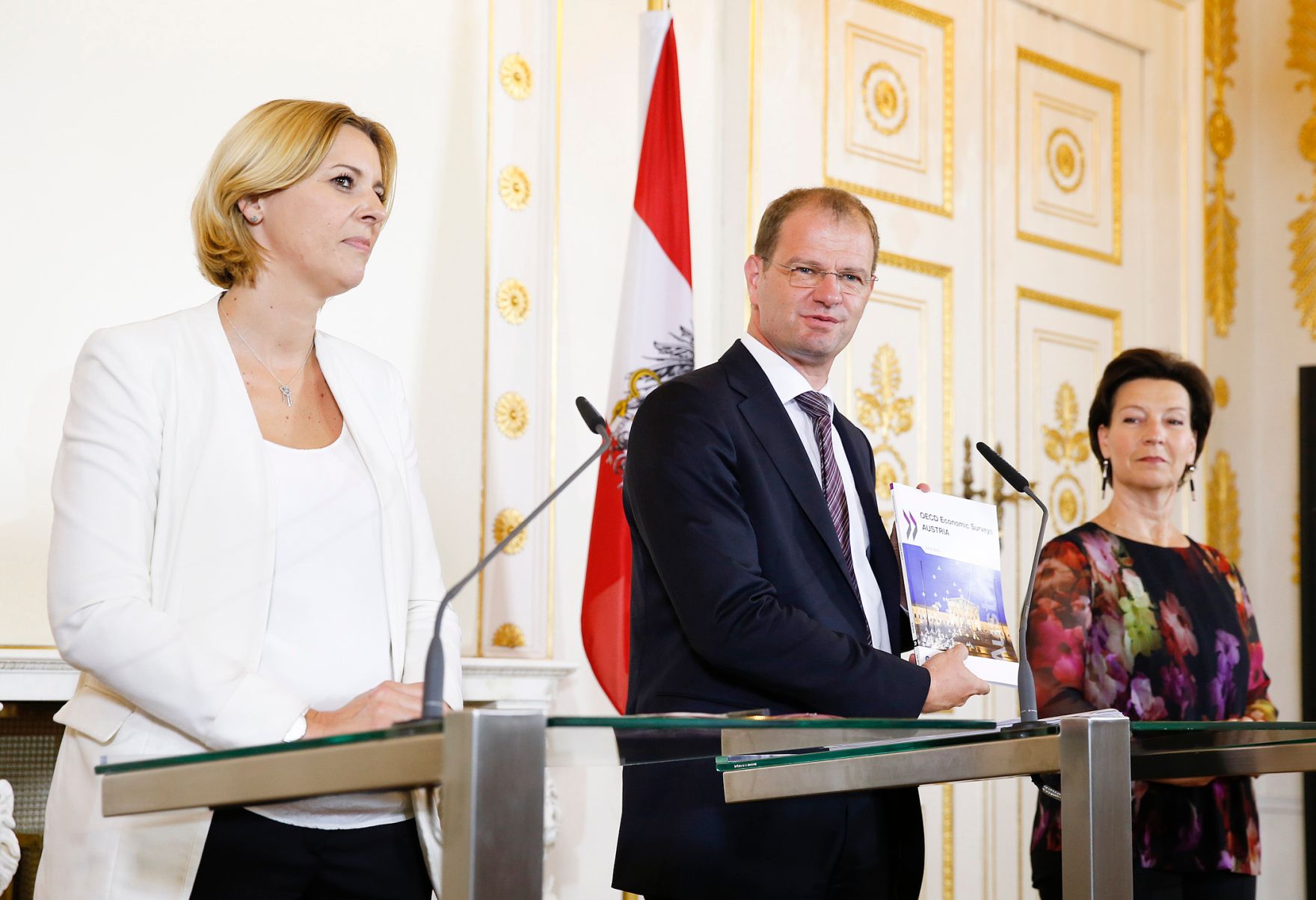 Am 14. Juli 2015 wurde der &quot;OECD L&auml;nderbericht &Ouml;sterreich 2015&quot; im Bundeskanzleramt pr&auml;sentiert. Im Bild (v.l.n.r.) Staatssekret&auml;rin Sonja Ste&szlig;l, der stellvertretende Generalsekret&auml;r der OECD Stefan Kapferer und Bundesministerin Gabriele Heinisch-Hosek bei der Pressekonferenz.