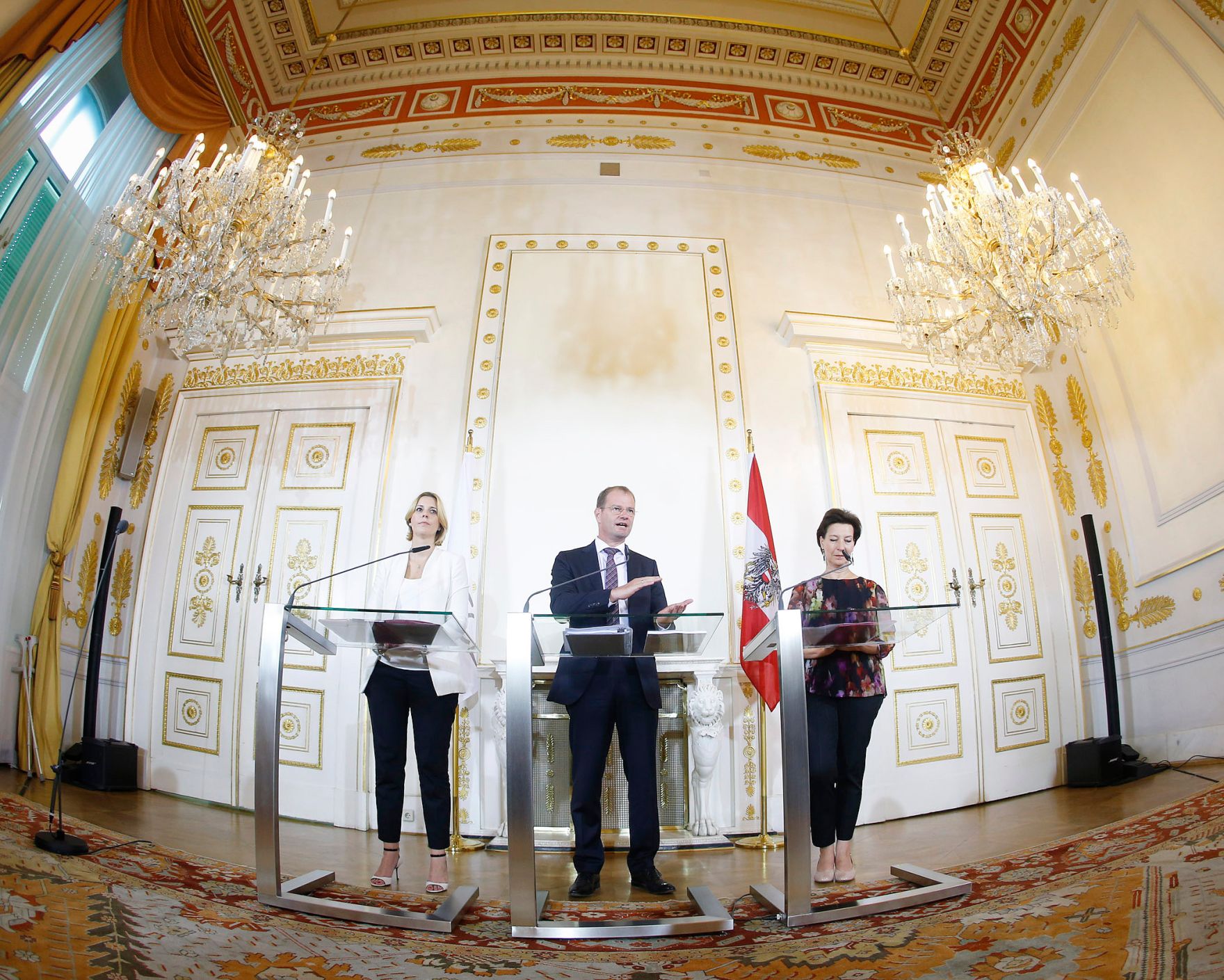 Am 14. Juli 2015 wurde der &quot;OECD L&auml;nderbericht &Ouml;sterreich 2015&quot; im Bundeskanzleramt pr&auml;sentiert. Im Bild (v.l.n.r.) Staatssekret&auml;rin Sonja Ste&szlig;l, der stellvertretende Generalsekret&auml;r der OECD Stefan Kapferer und Bundesministerin Gabriele Heinisch-Hosek bei der Pressekonferenz.