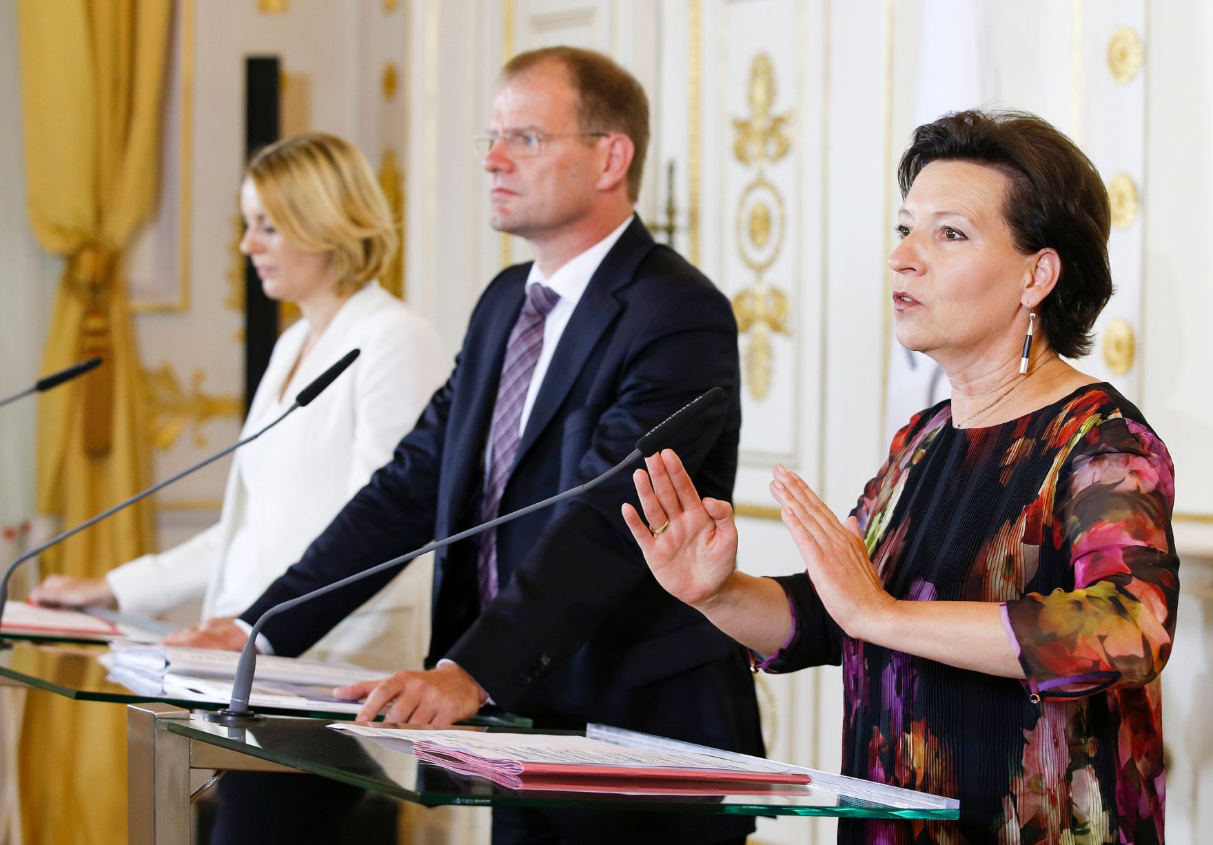 Am 14. Juli 2015 wurde der &quot;OECD L&auml;nderbericht &Ouml;sterreich 2015&quot; im Bundeskanzleramt pr&auml;sentiert. Im Bild (v.l.n.r.) Staatssekret&auml;rin Sonja Ste&szlig;l, der stellvertretende Generalsekret&auml;r der OECD Stefan Kapferer und Bundesministerin Gabriele Heinisch-Hosek bei der Pressekonferenz.